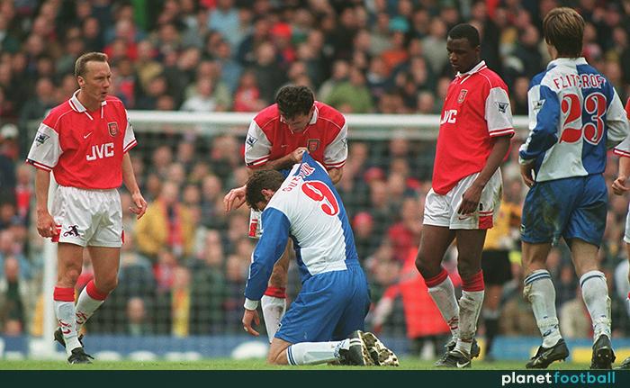 Chris Sutton và Martin Keown trong trận đấu giữa Arsenal và Blackburn Rovers