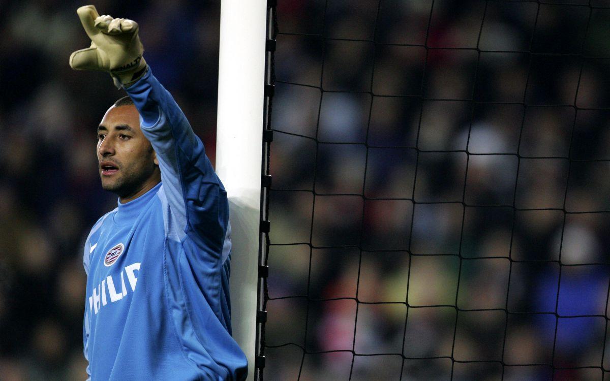 PSV Eindhoven goalkeeper Heurelho Gomes in action against Rosenborg. Philips Stadium, Eindhoven, Netherlands. October 2004.