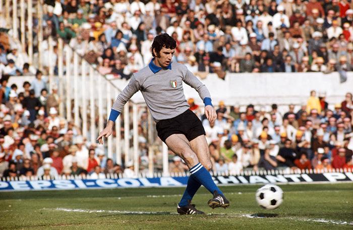 "Dino Zoff nâng cao chiếc cúp vàng World Cup 1982" width=