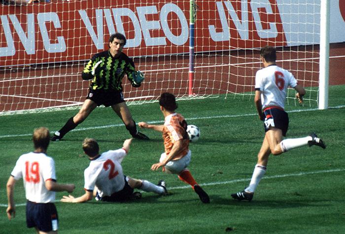 "Peter Shilton trong màu áo gây tranh cãi tại Euro 1988" width=