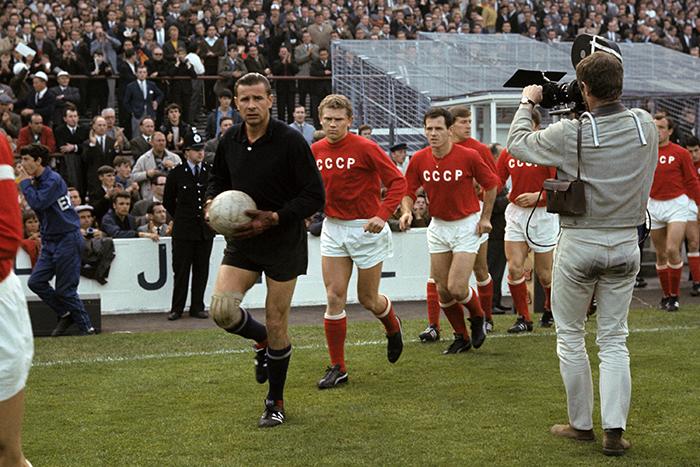 "Thủ môn huyền thoại Lev Yashin trong màu áo đen tuyền" width=