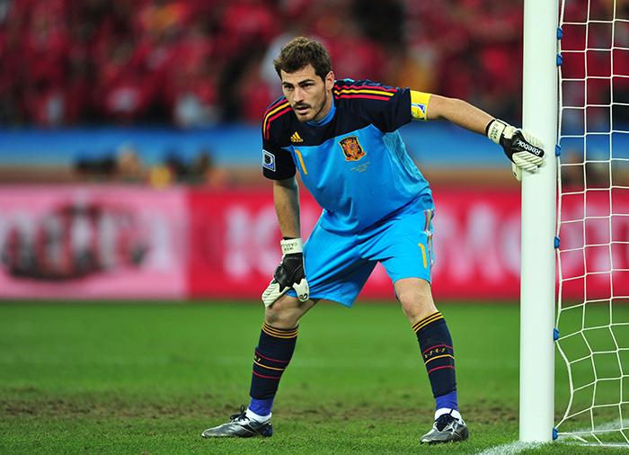 "Thủ môn Iker Casillas trong màu áo Tây Ban Nha tại World Cup 2010" width=