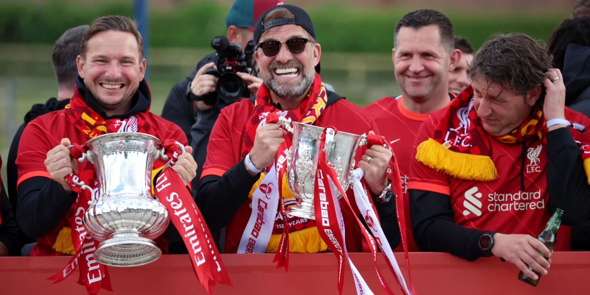 HLV Jurgen Klopp và trợ lý Pepijn Lijnders ăn mừng với cúp FA và Carabao Cup