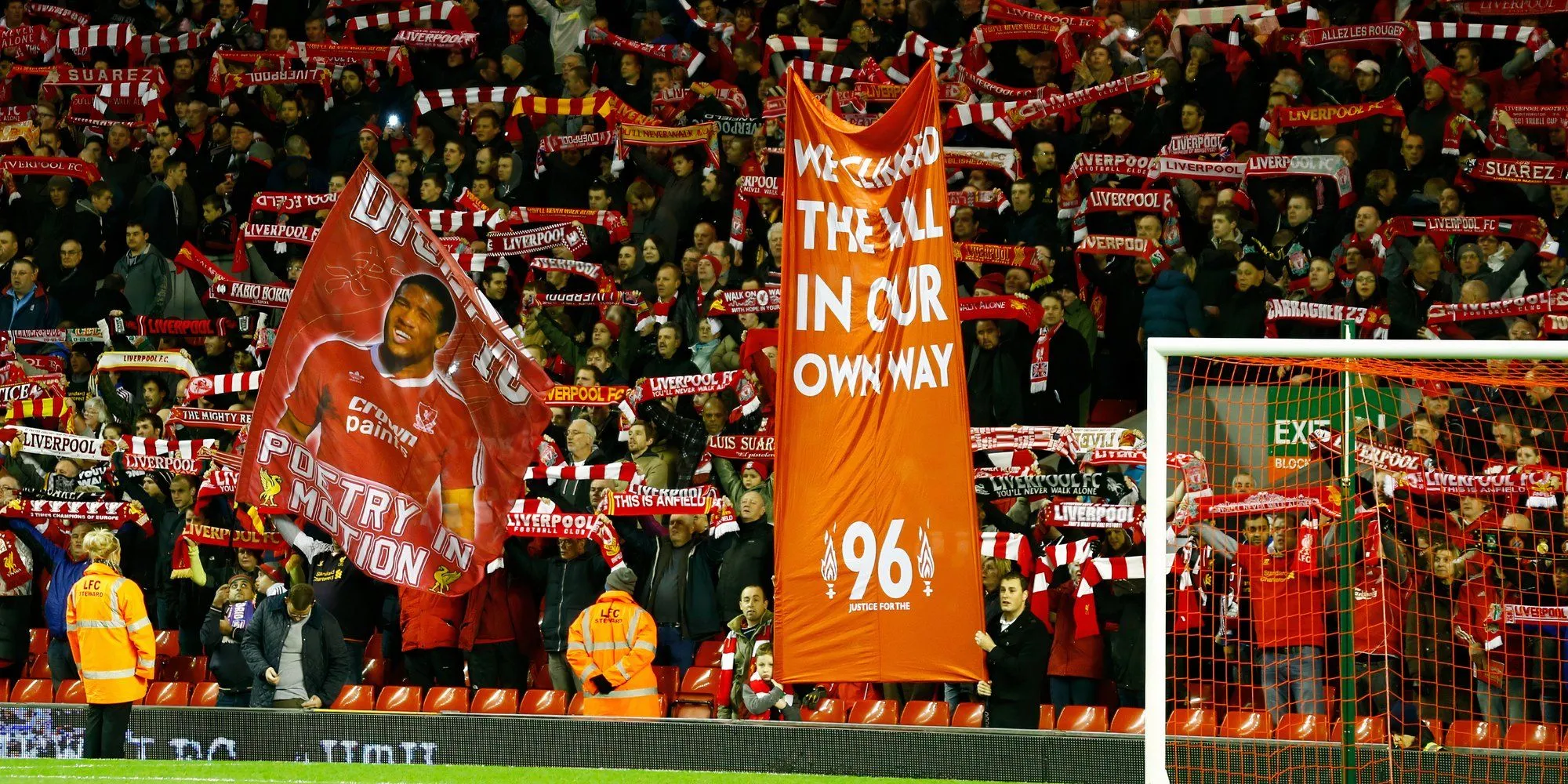 Khung cảnh sân Anfield với lưới đỏ đặc trưng của Liverpool