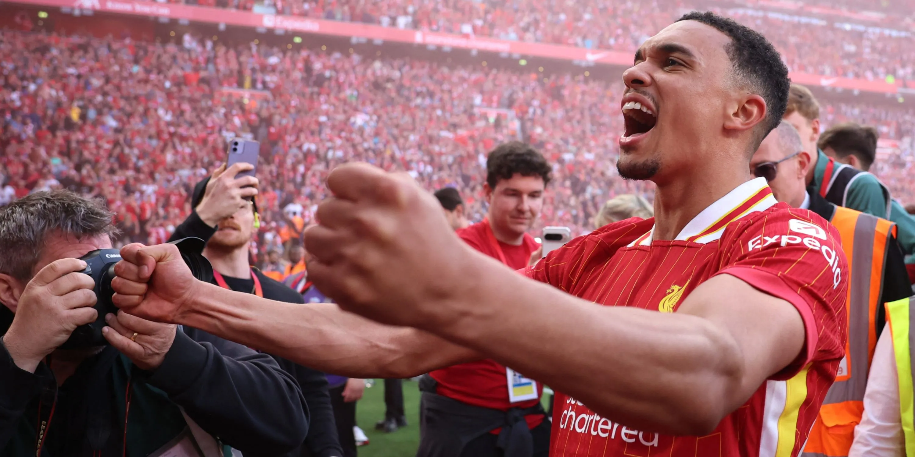 Mohamed Salah ăn mừng cuồng nhiệt cùng đồng đội Liverpool sau khi ghi bàn vào lưới Tottenham