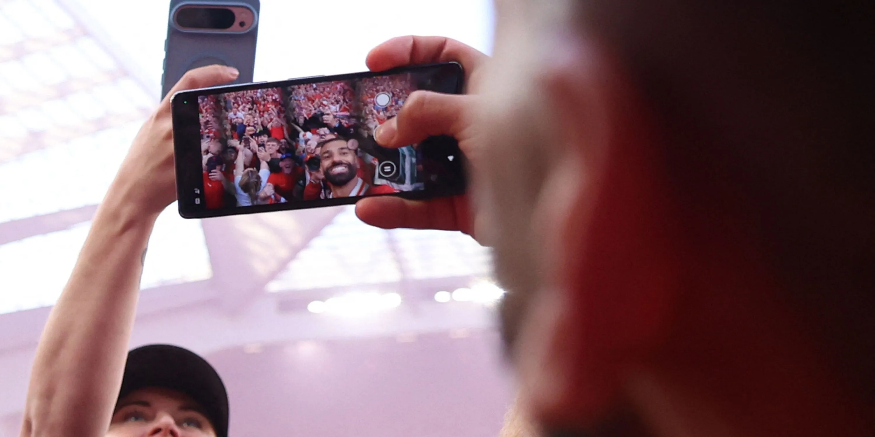 Mohamed Salah chụp ảnh selfie với khán đài The Kop bằng điện thoại nghi là Google Pixel