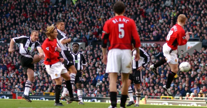 Alan Shearer trong màu áo thi đấu của Newcastle United