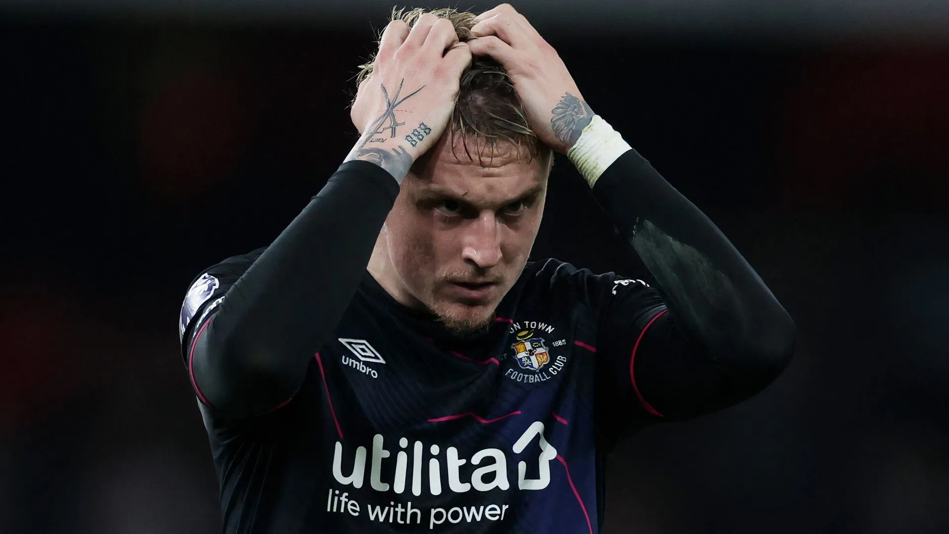 Alfie Doughty của Luton Town trong một pha xử lý bóng kỹ thuật