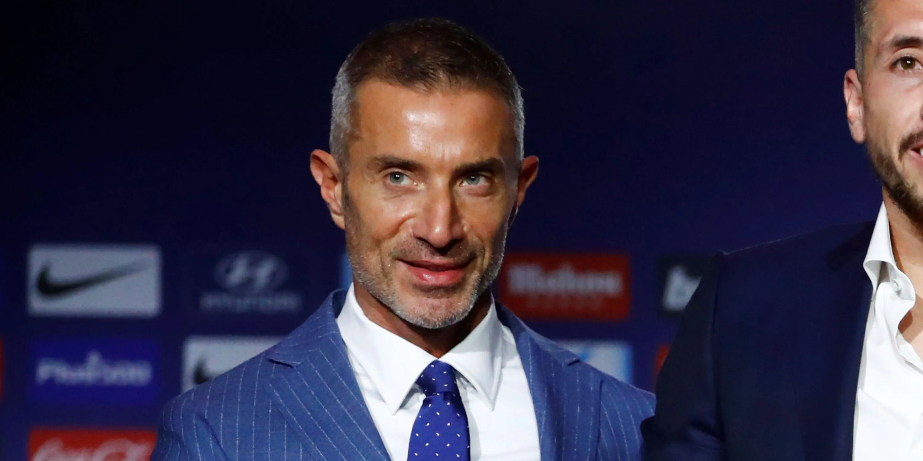 Andrea Berta và Mikel Arteta trên sân tập Arsenal