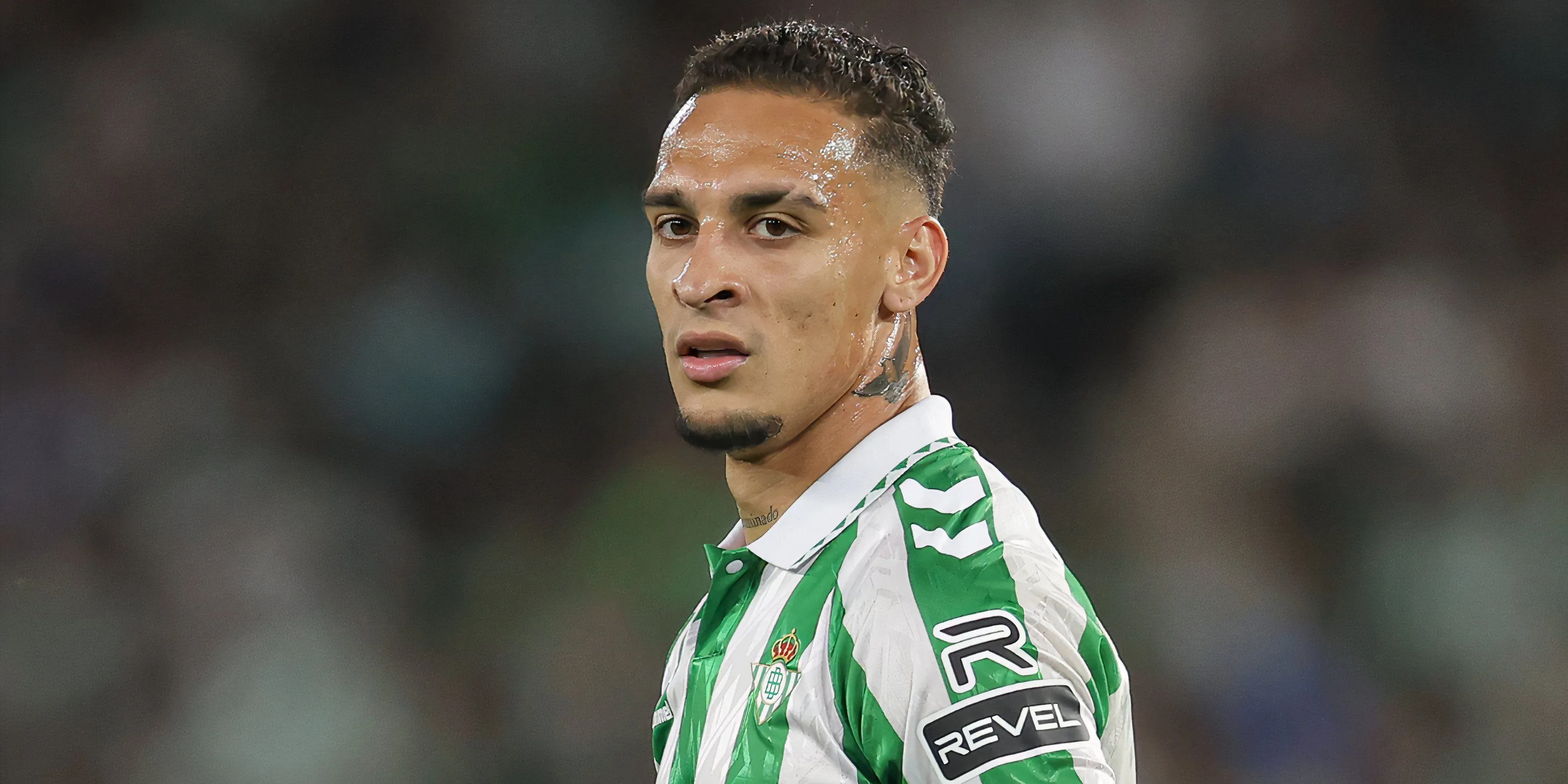 Antony của Man Utd đang nỗ lực trên sân cỏ trong một trận đấu quan trọng