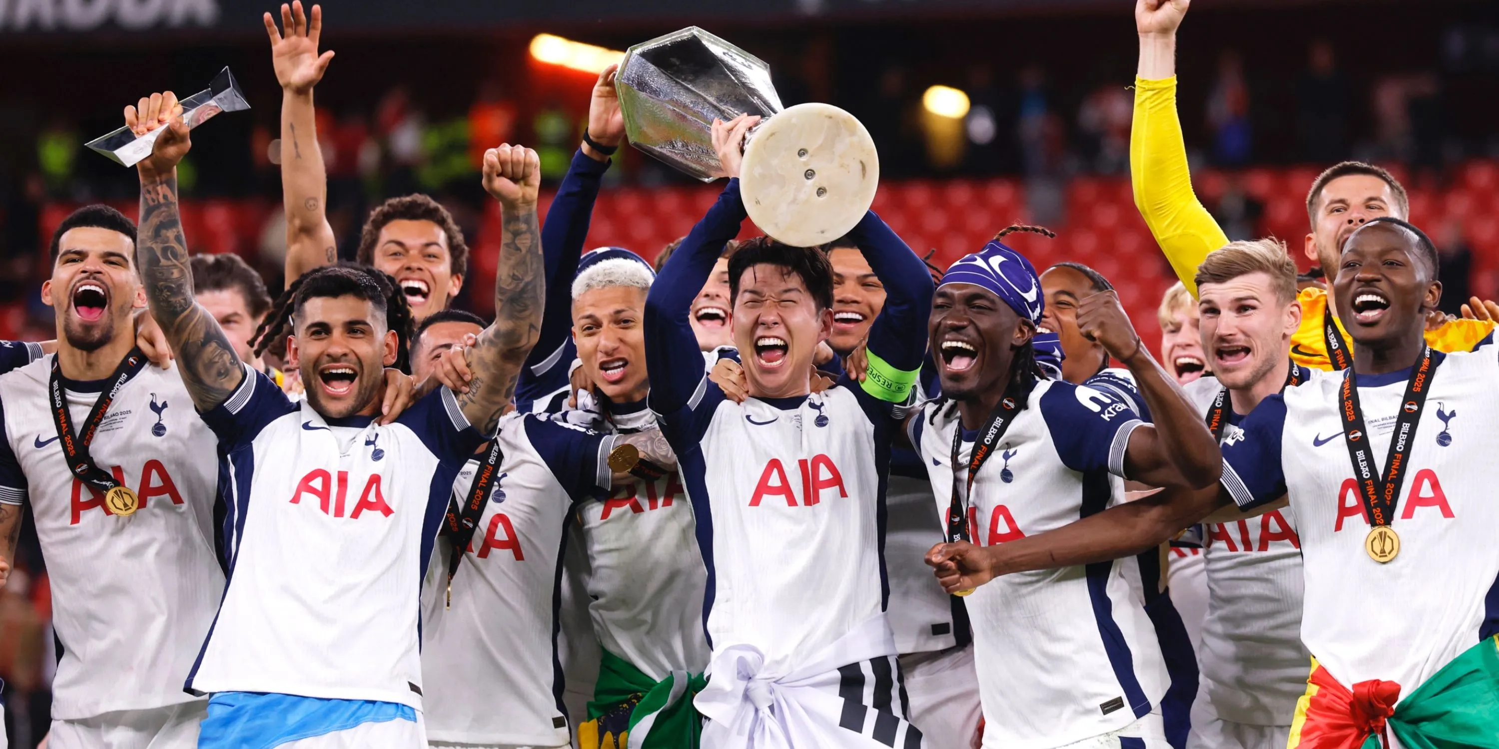Các cầu thủ Tottenham ăn mừng chức vô địch Europa League sau khi đánh bại Manchester United