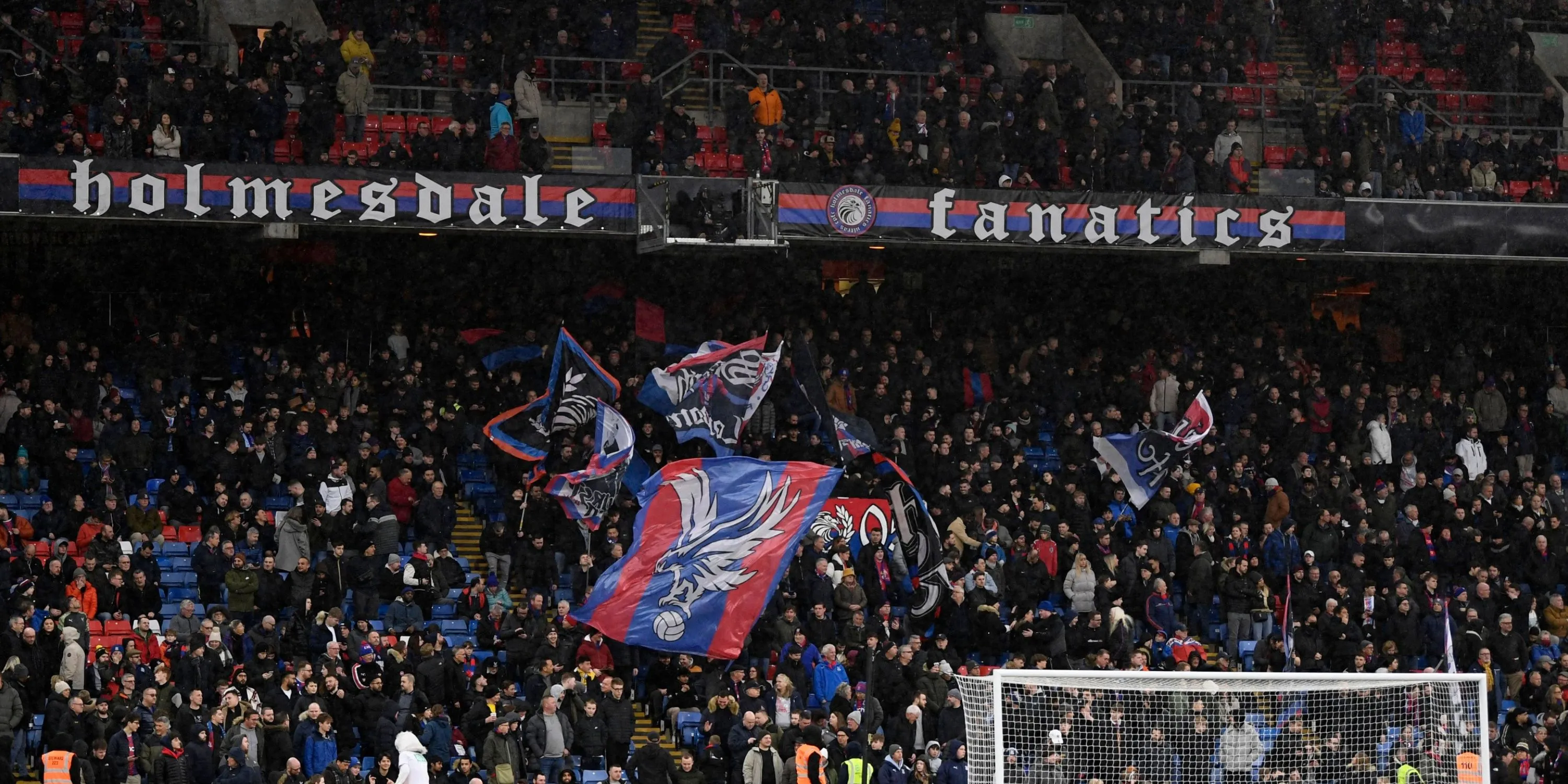 Các cổ động viên Crystal Palace tạo nên bầu không khí cuồng nhiệt tại Selhurst Park