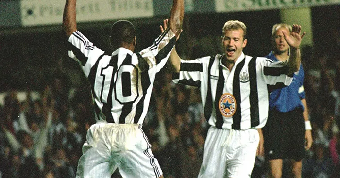 Cặp tiền đạo huyền thoại Alan Shearer và Les Ferdinand trong một trận đấu cho Newcastle