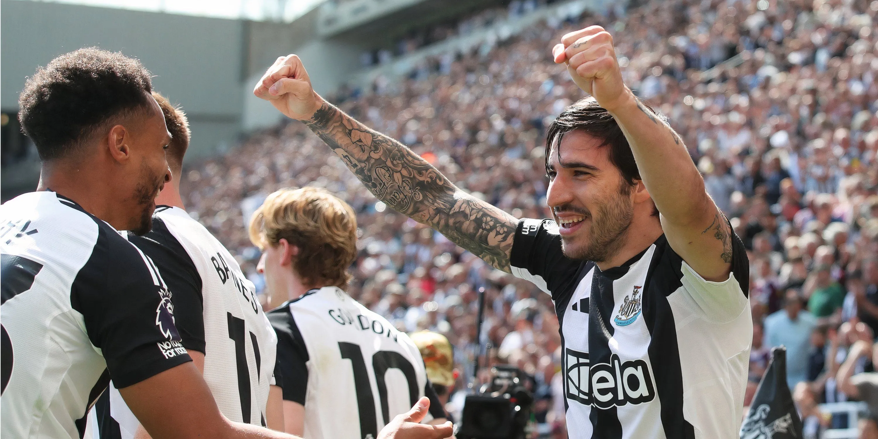 Cầu thủ Newcastle United trong một trận đấu Ngoại hạng Anh