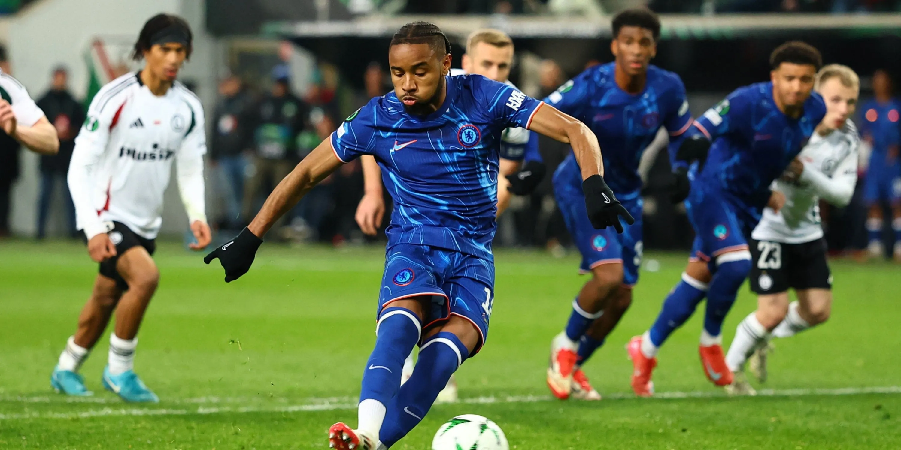 Christopher Nkunku trong màu áo Chelsea, cầu thủ được cho là liên hệ với Liverpool
