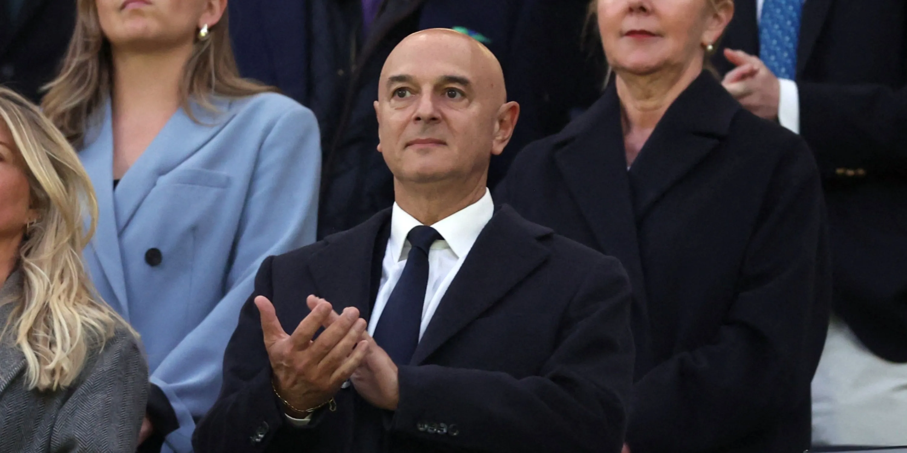 Chủ tịch Daniel Levy của Tottenham theo dõi trận đấu Ngoại hạng Anh