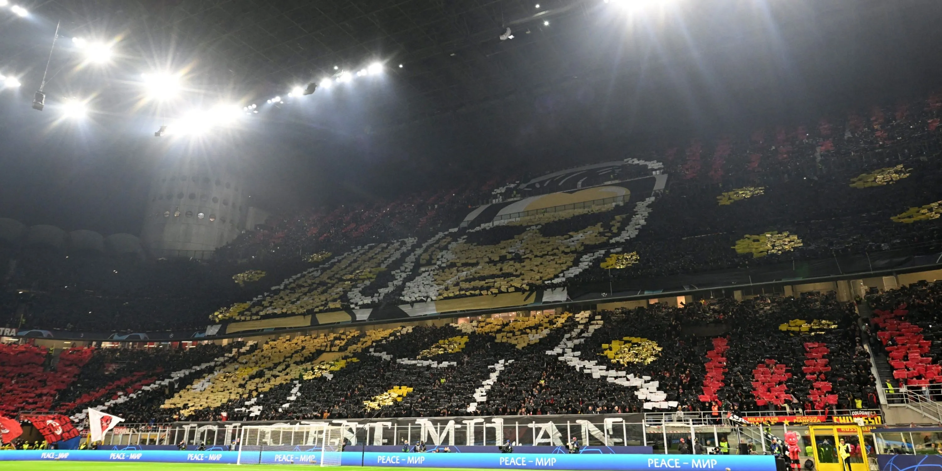 Cổ động viên AC Milan tại Curva Sud của San Siro, trình diễn biểu ngữ lớn trước trận đấu