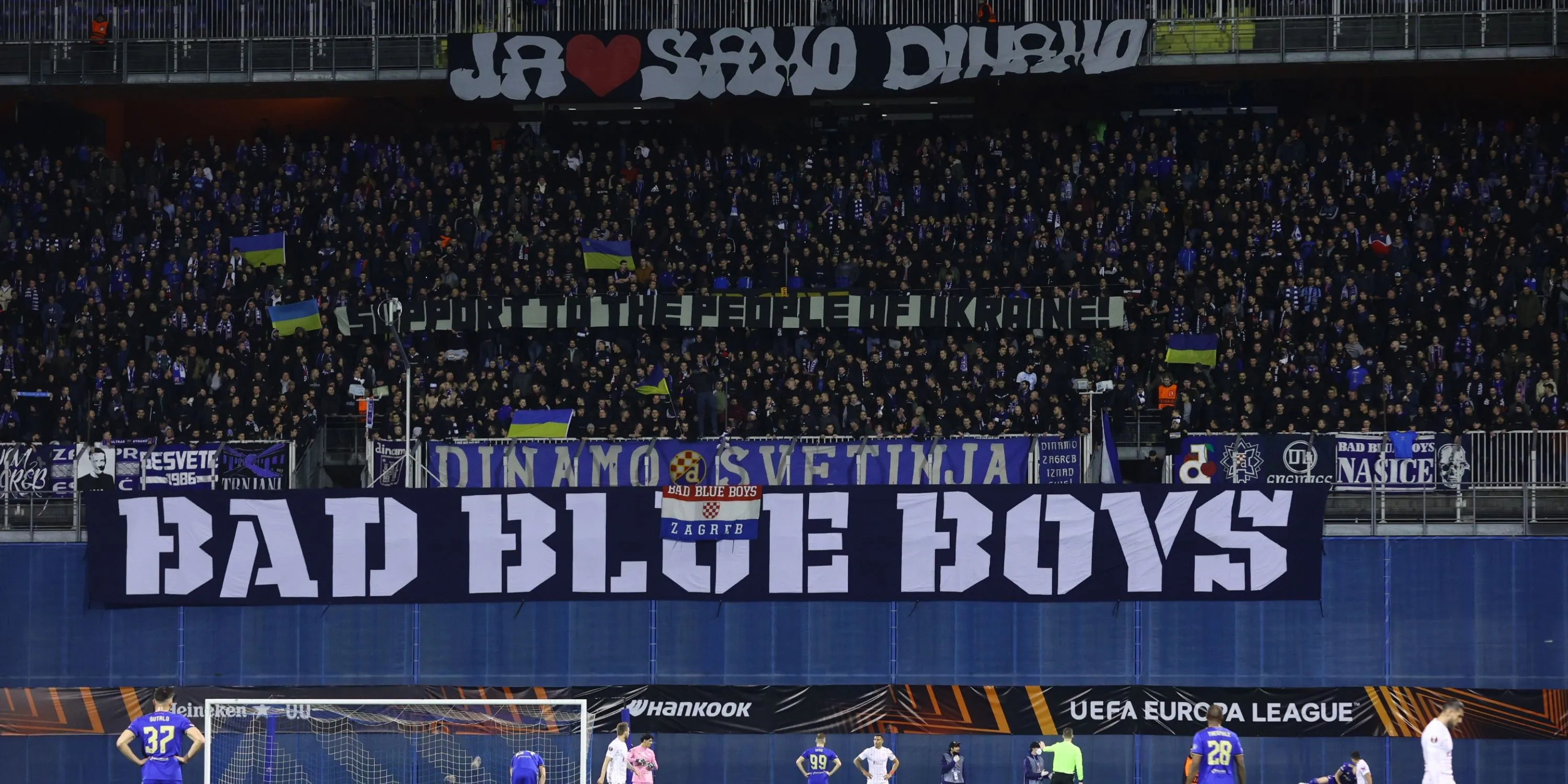 Cổ động viên Bad Blue Boys của Dinamo Zagreb tạo biển màu xanh trên khán đài sân Maksimir
