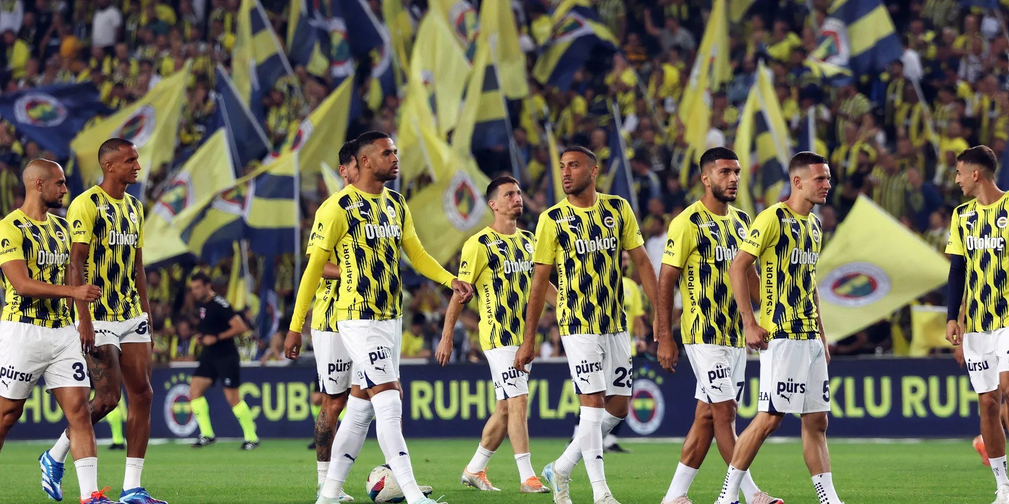 Cổ động viên Fenerbahce đốt pháo sáng trên khán đài tạo không khí cuồng nhiệt