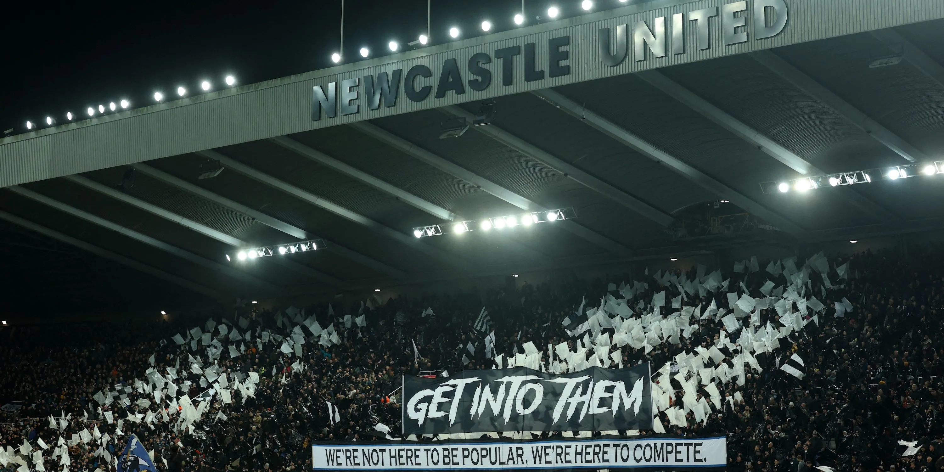 Cổ động viên Newcastle United thể hiện sự cuồng nhiệt