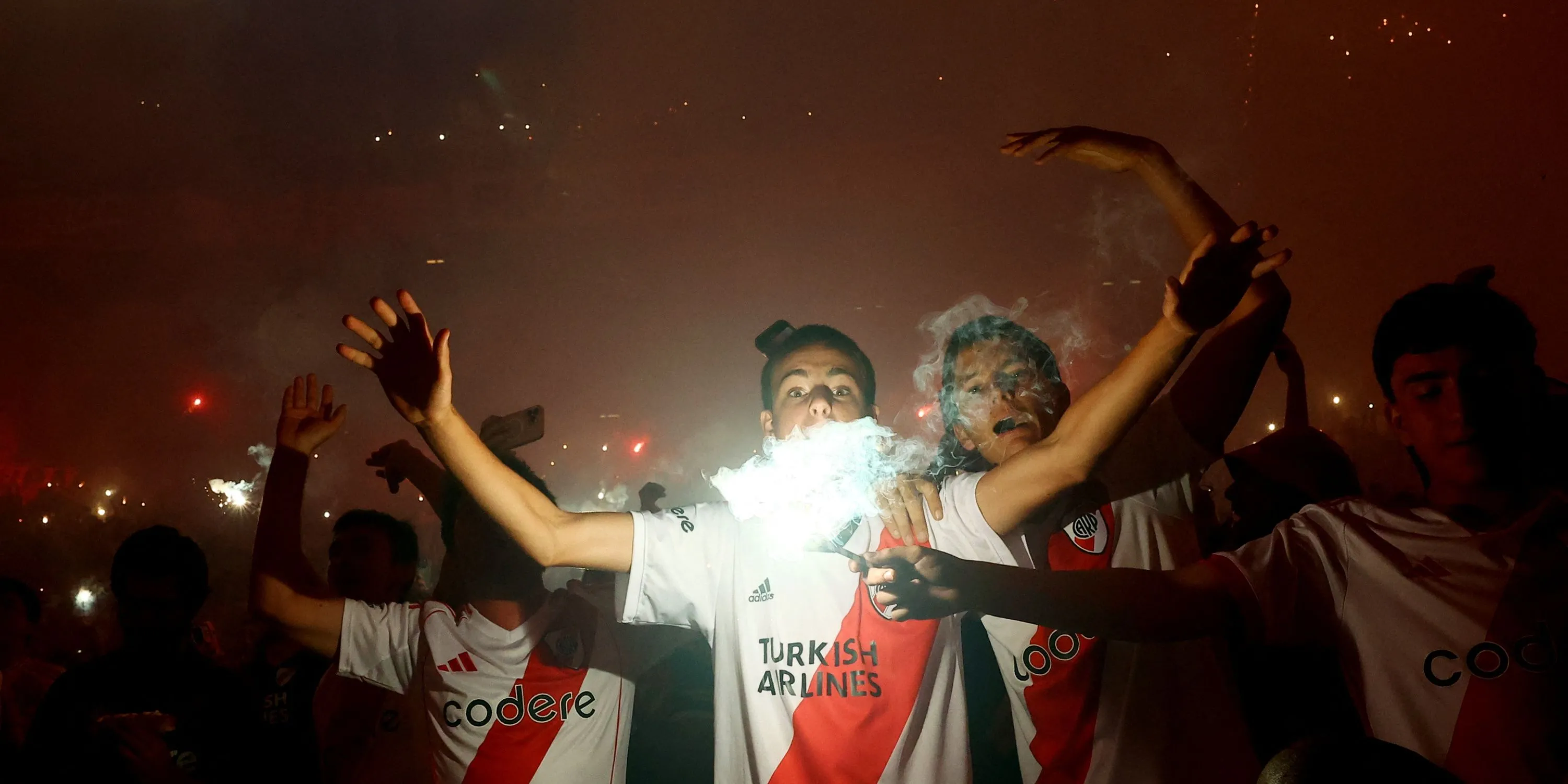 Cổ động viên River Plate trên khán đài trước trận đấu, tạo bầu không khí náo nhiệt