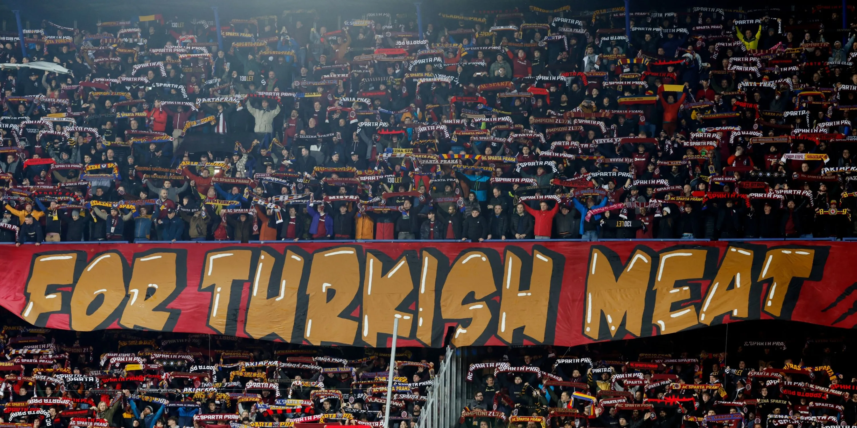 Cổ động viên Sparta Prague trên khán đài sân nhà, tạo không khí cuồng nhiệt và đầy màu sắc
