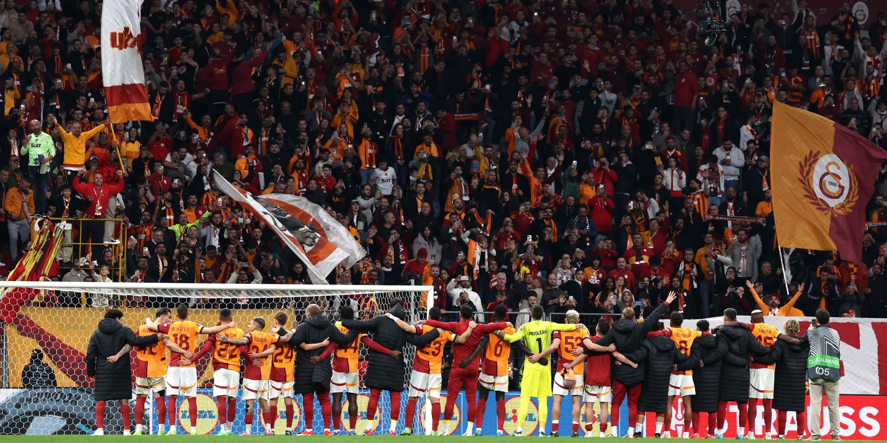 Cổ động viên UltrAslan của Galatasaray tạo màn khói pháo sáng ấn tượng trên khán đài sân nhà