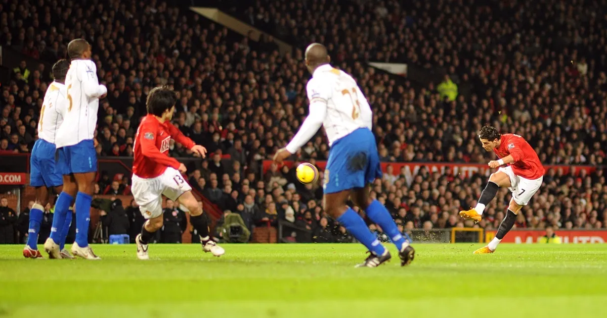 Cristiano Ronaldo ăn mừng bàn thắng đá phạt đẹp nhất vào lưới Portsmouth trong màu áo Manchester United