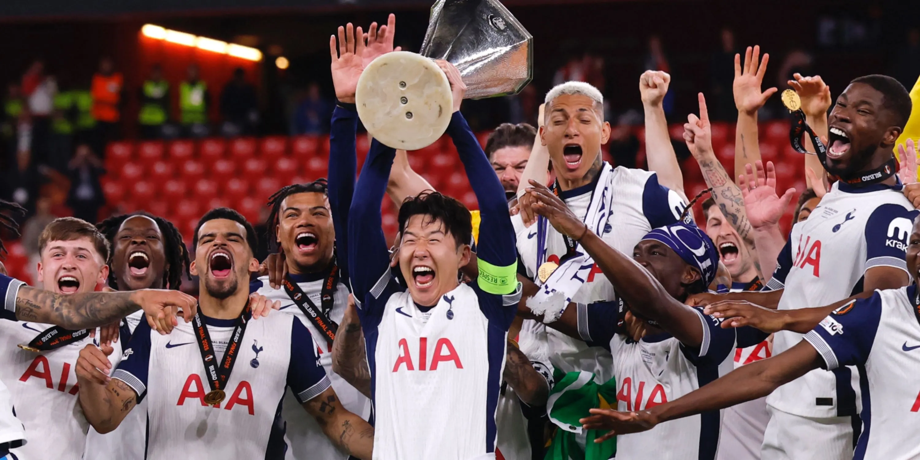 Đội trưởng Son Heung-min nâng cao chiếc cúp Europa League