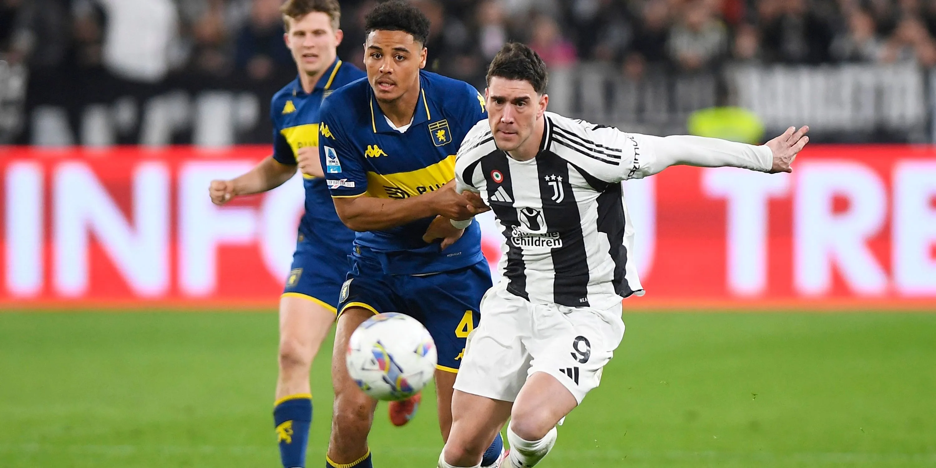 Dusan Vlahovic (Juventus) tranh chấp bóng với Koni De Winter của Genoa tại Serie A