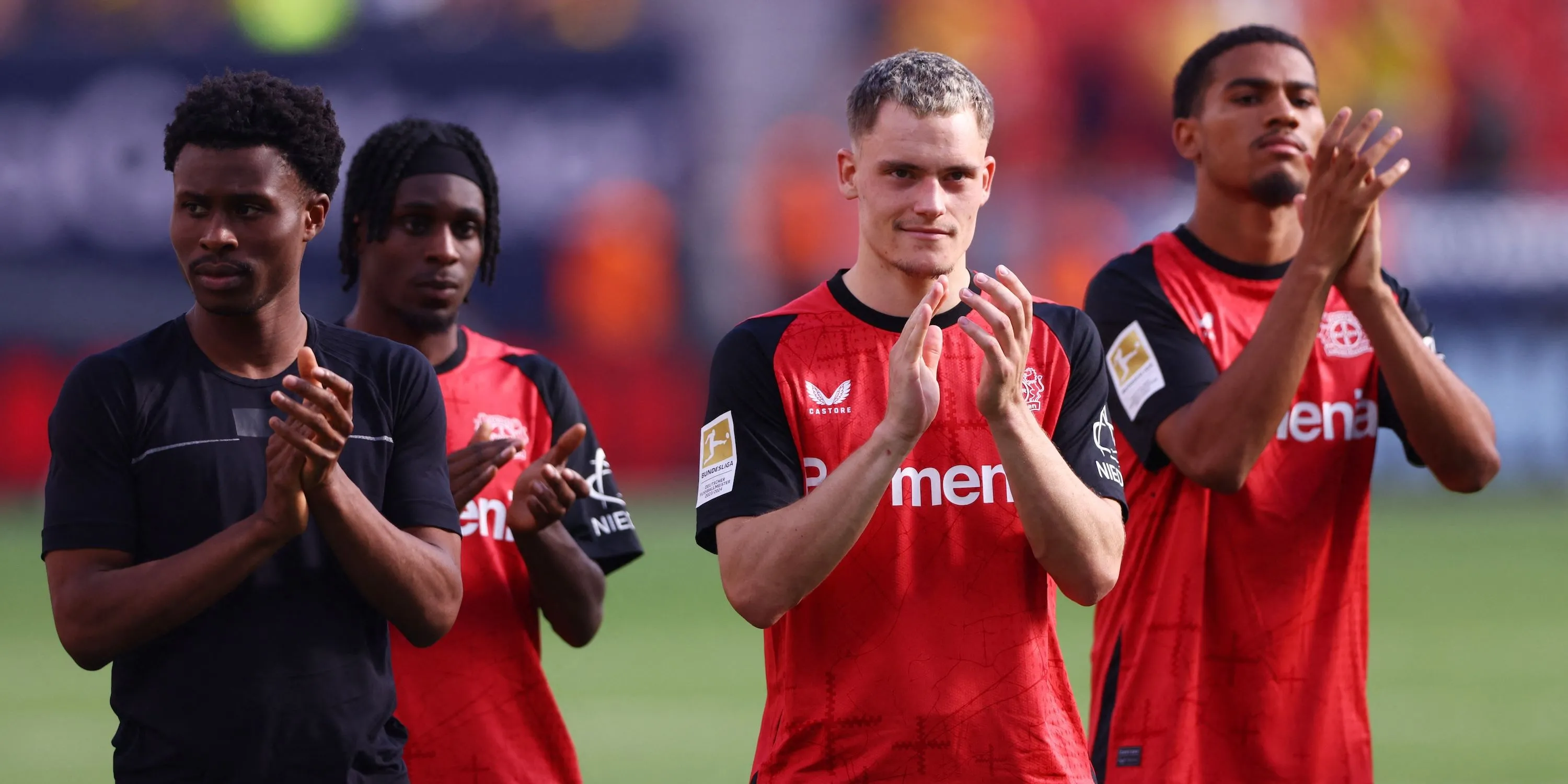 Florian Wirtz và Jeremie Frimpong của Bayer Leverkusen vẫy chào người hâm mộ sau trận đấu
