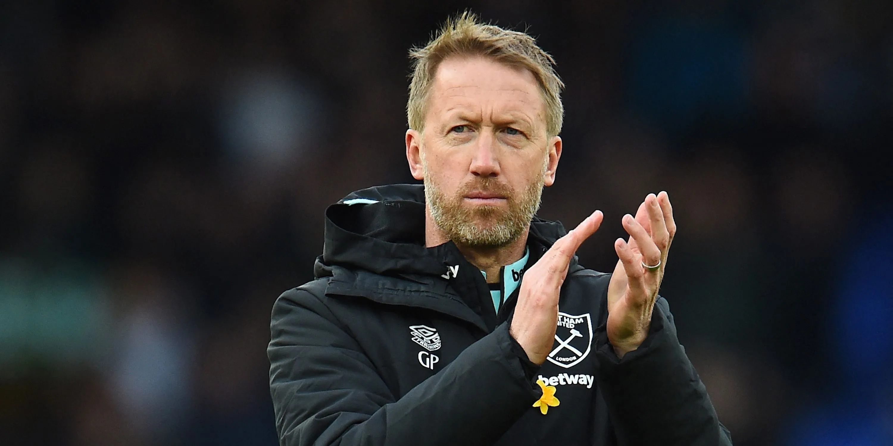 Graham Potter, huấn luyện viên của West Ham United, vỗ tay chào người hâm mộ sau trận đấu