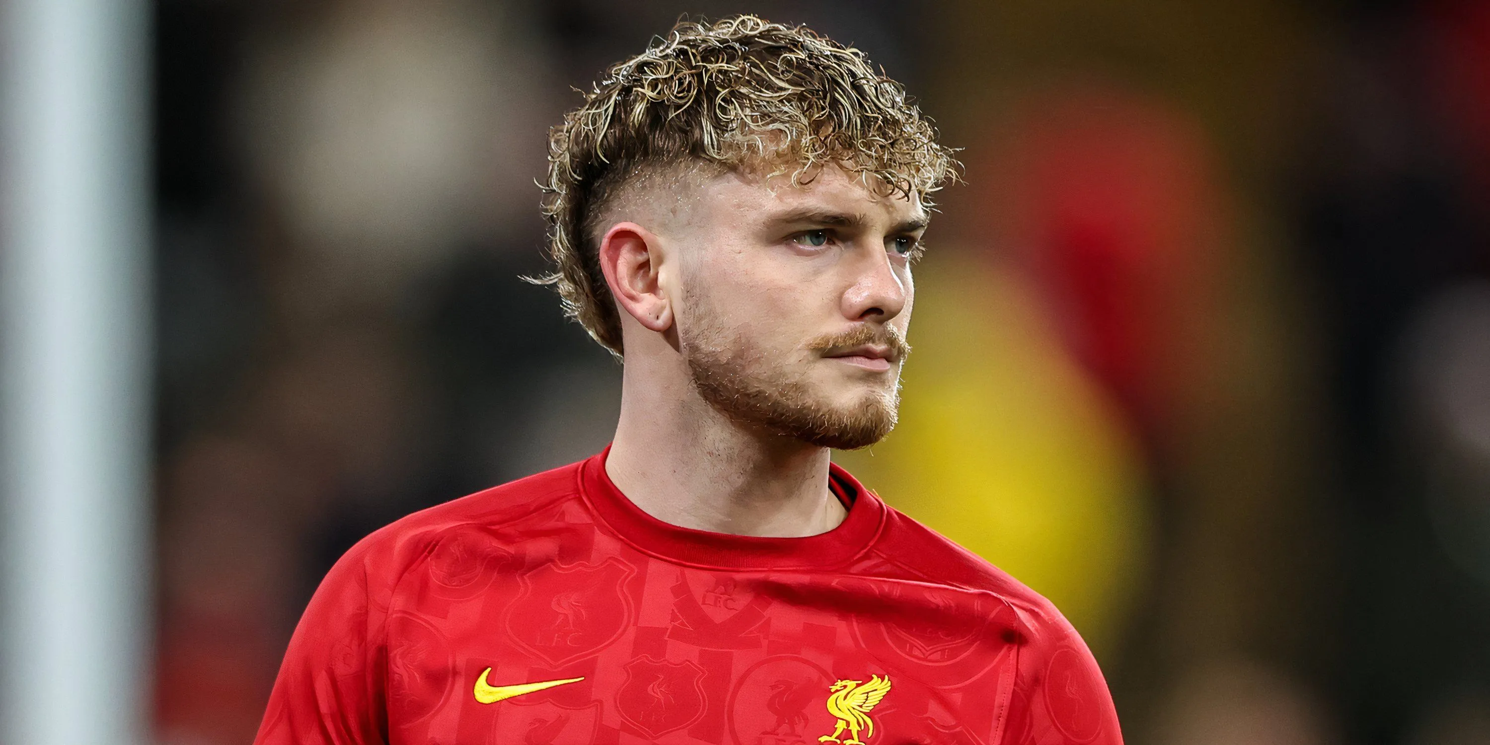 Harvey Elliott khởi động trước trận đấu trong màu áo Liverpool
