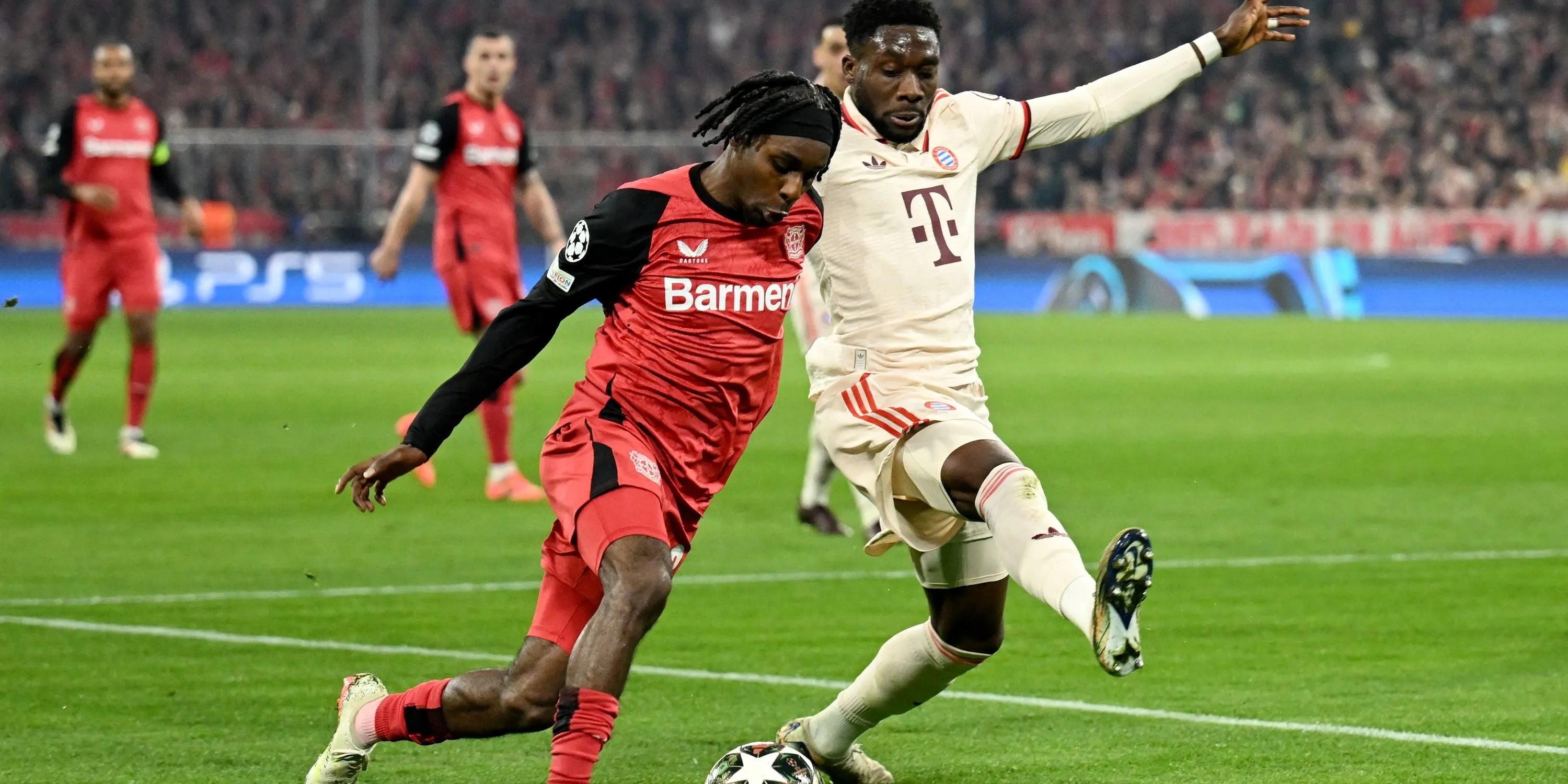 Hậu vệ Alphonso Davies của Bayern Munich tranh bóng với Jeremie Frimpong của Bayer Leverkusen