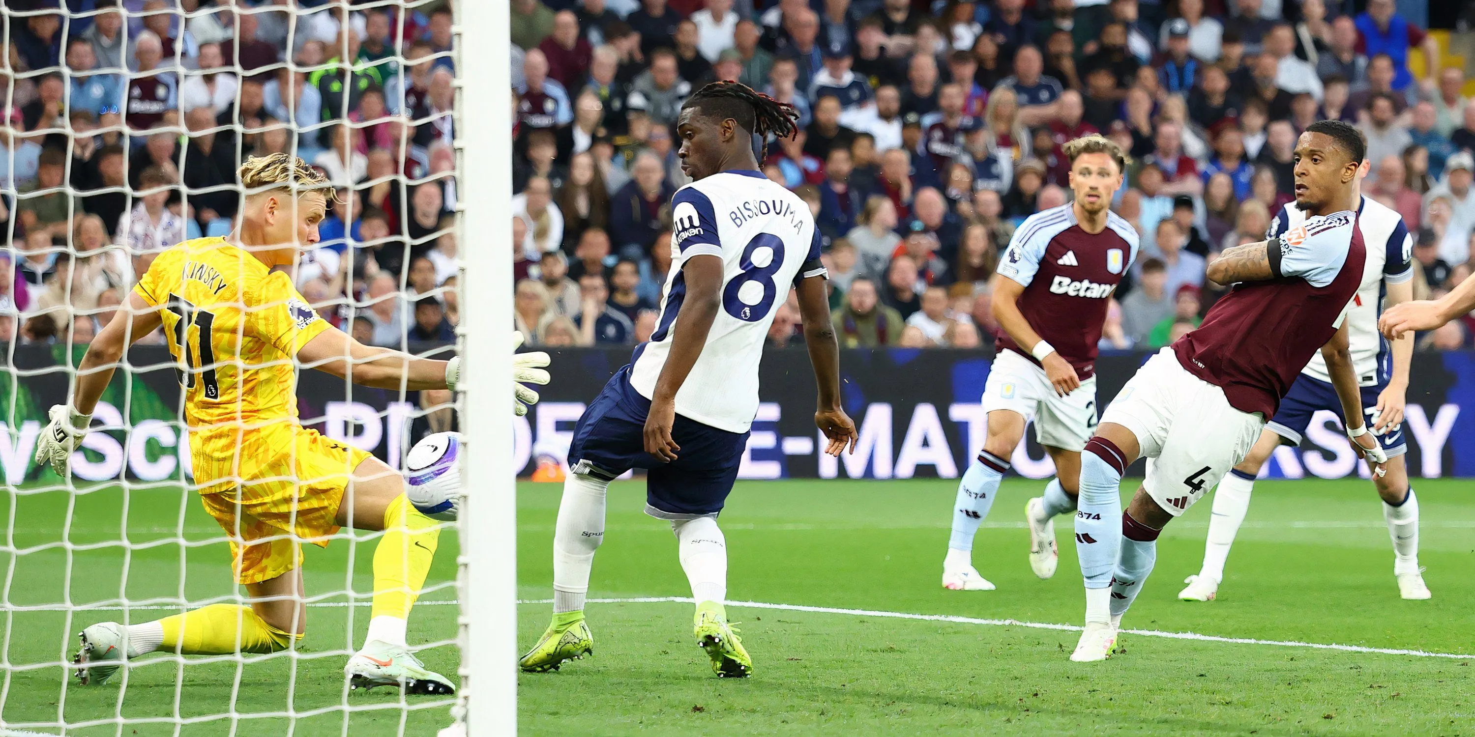 Hậu vệ Ezri Konsa ăn mừng bàn thắng cho Aston Villa trong trận gặp Tottenham tại Premier League