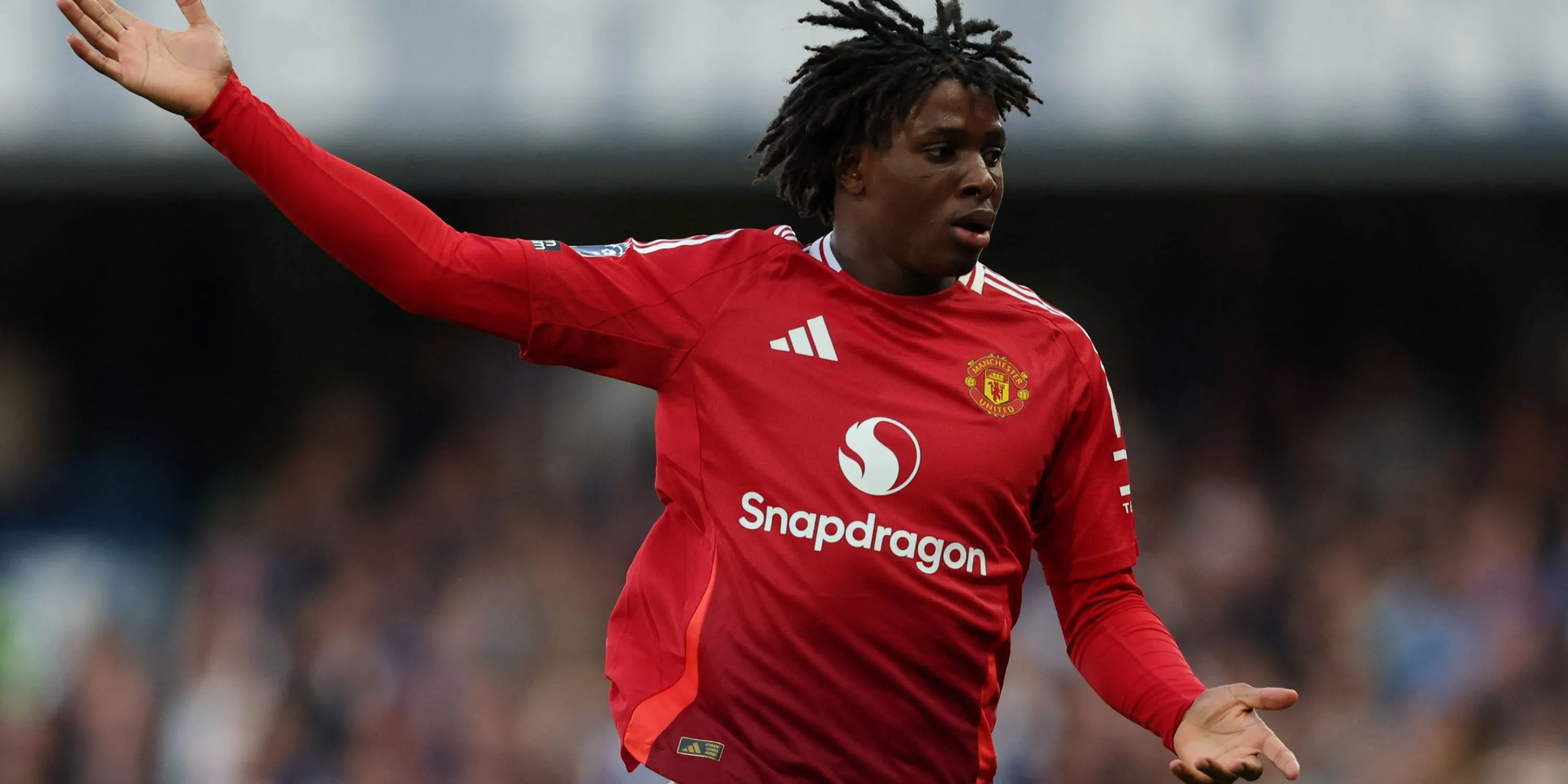 Hậu vệ Patrick Dorgu trong một pha tranh chấp cho Manchester United