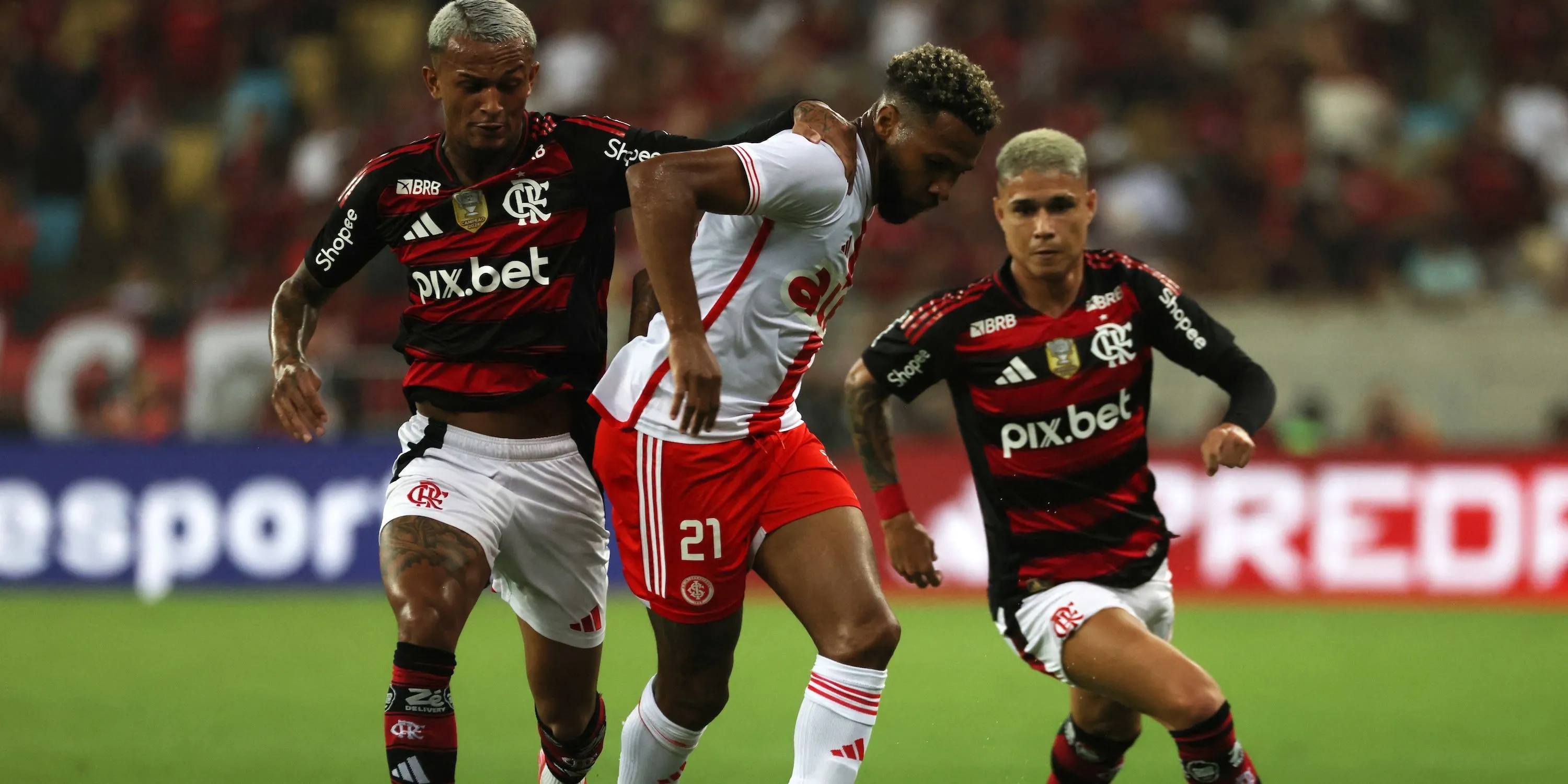 Hậu vệ Wesley Franca (Flamengo) tranh chấp bóng với cầu thủ Internacional