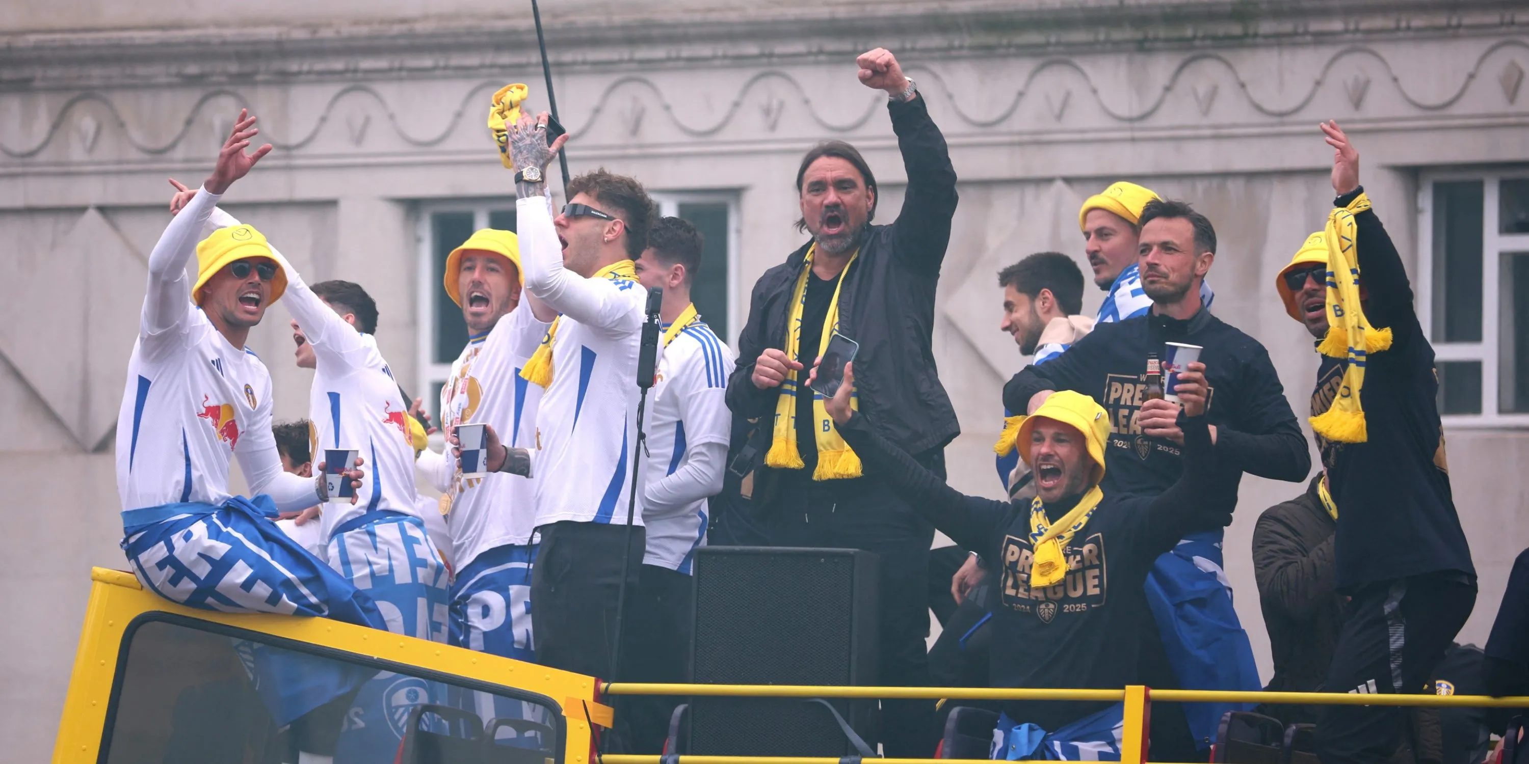 Hình ảnh các cầu thủ Leeds United chuẩn bị cho mùa giải Ngoại hạng Anh
