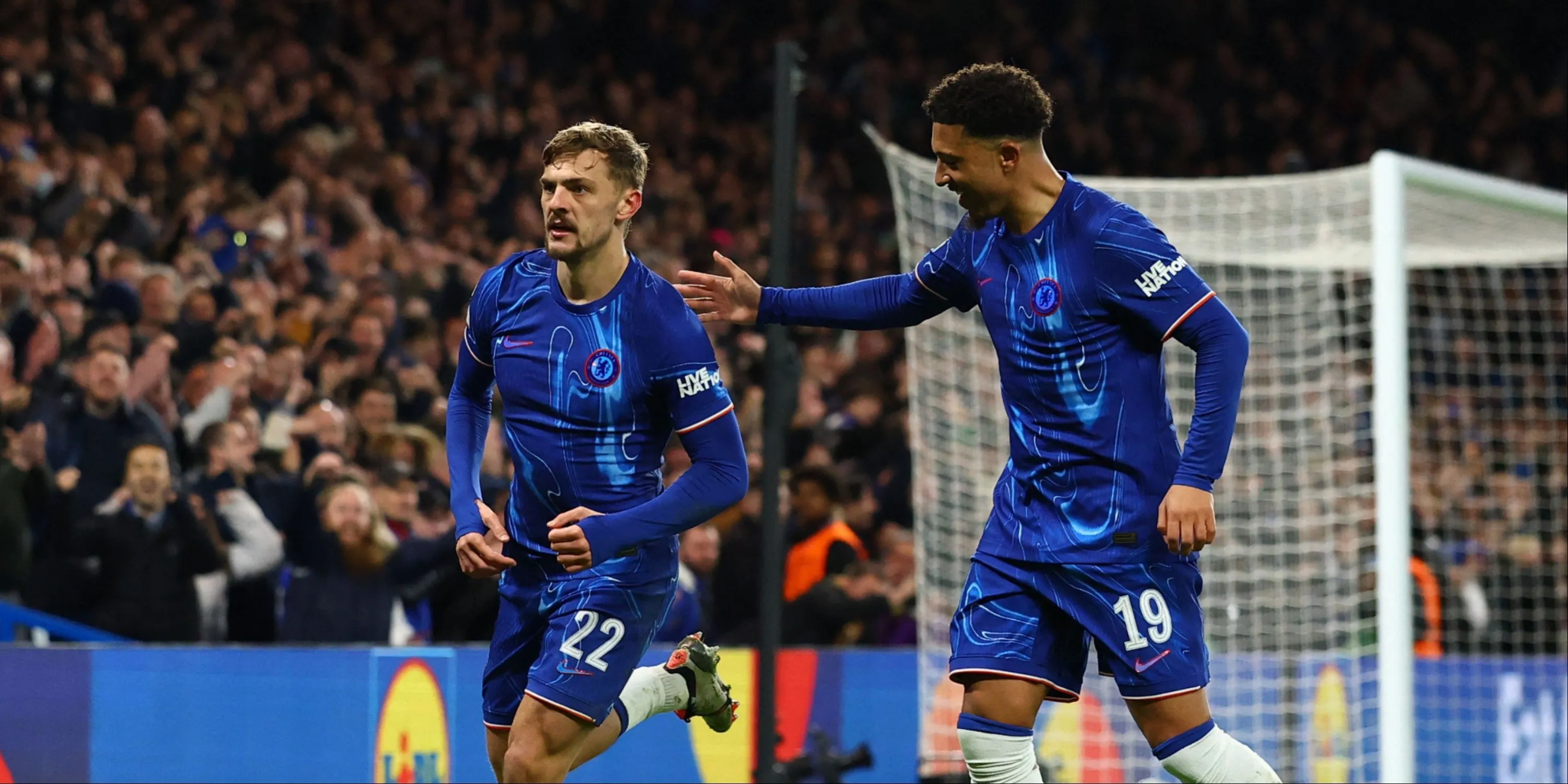 Hình ảnh ghép Jadon Sancho và Kiernan Dewsbury-Hall trong màu áo Chelsea và các đối thủ