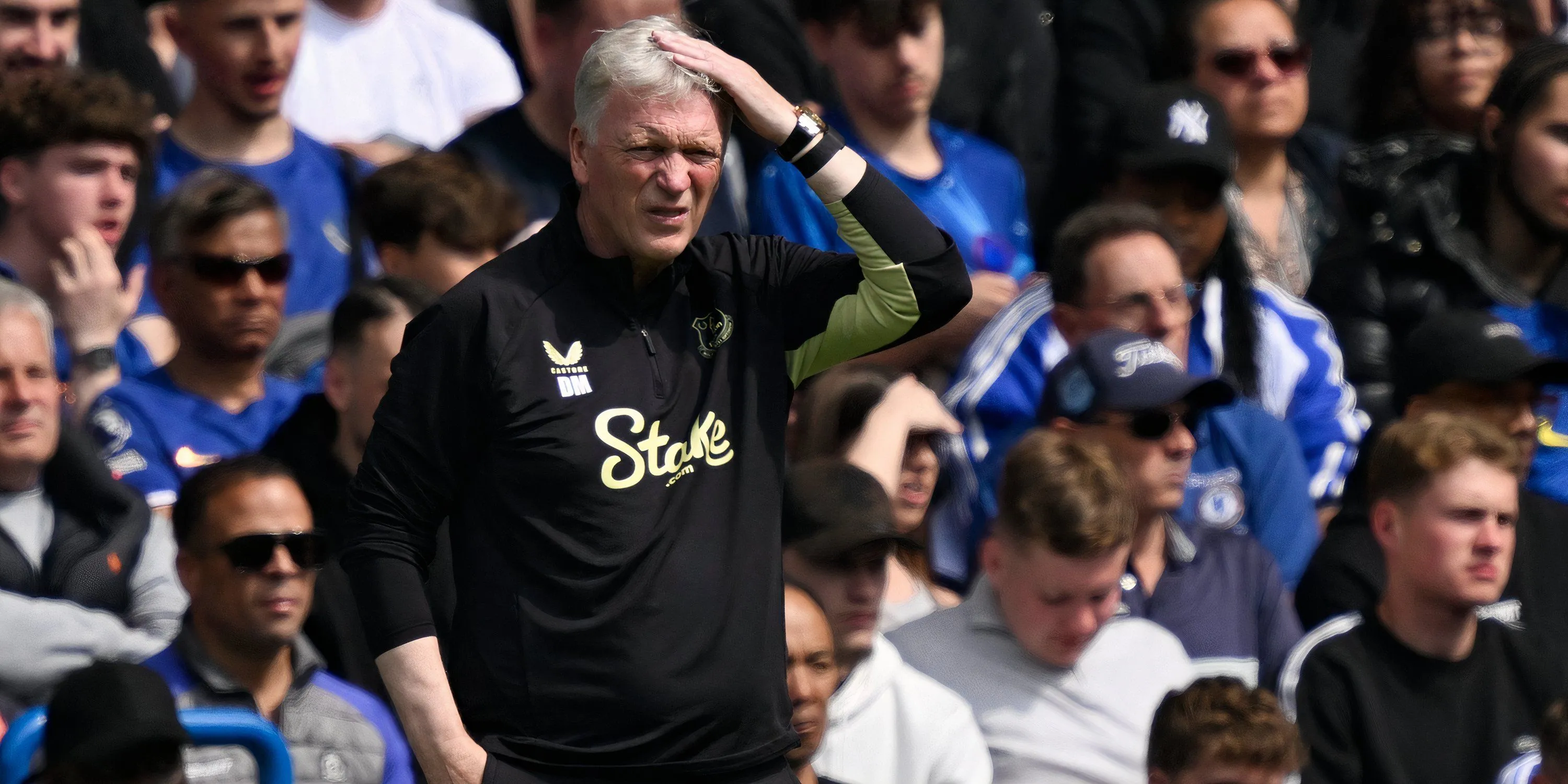 HLV David Moyes của Everton chỉ đạo bên đường biên