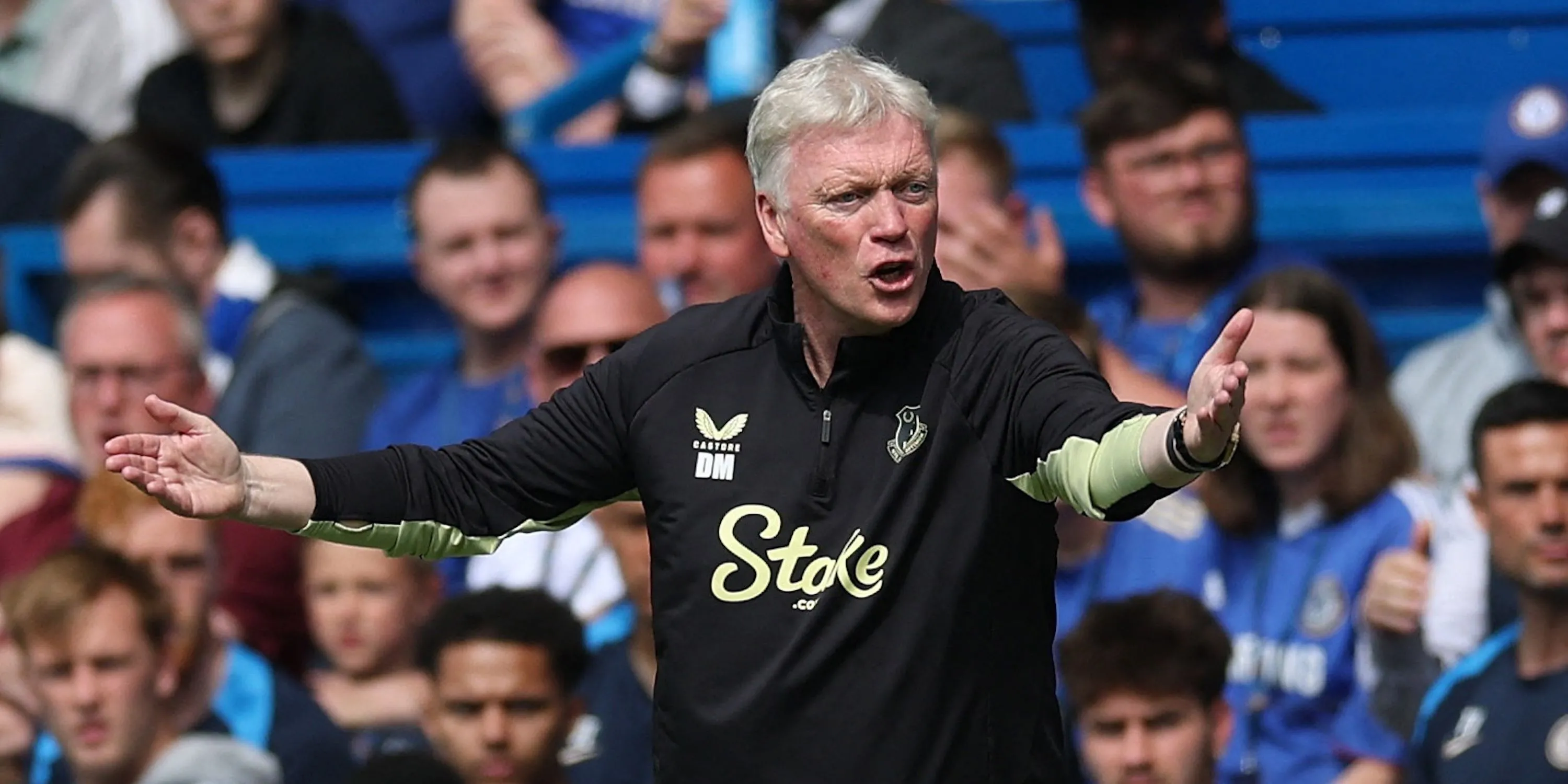 HLV David Moyes của Everton đang chỉ đạo bên đường biên.