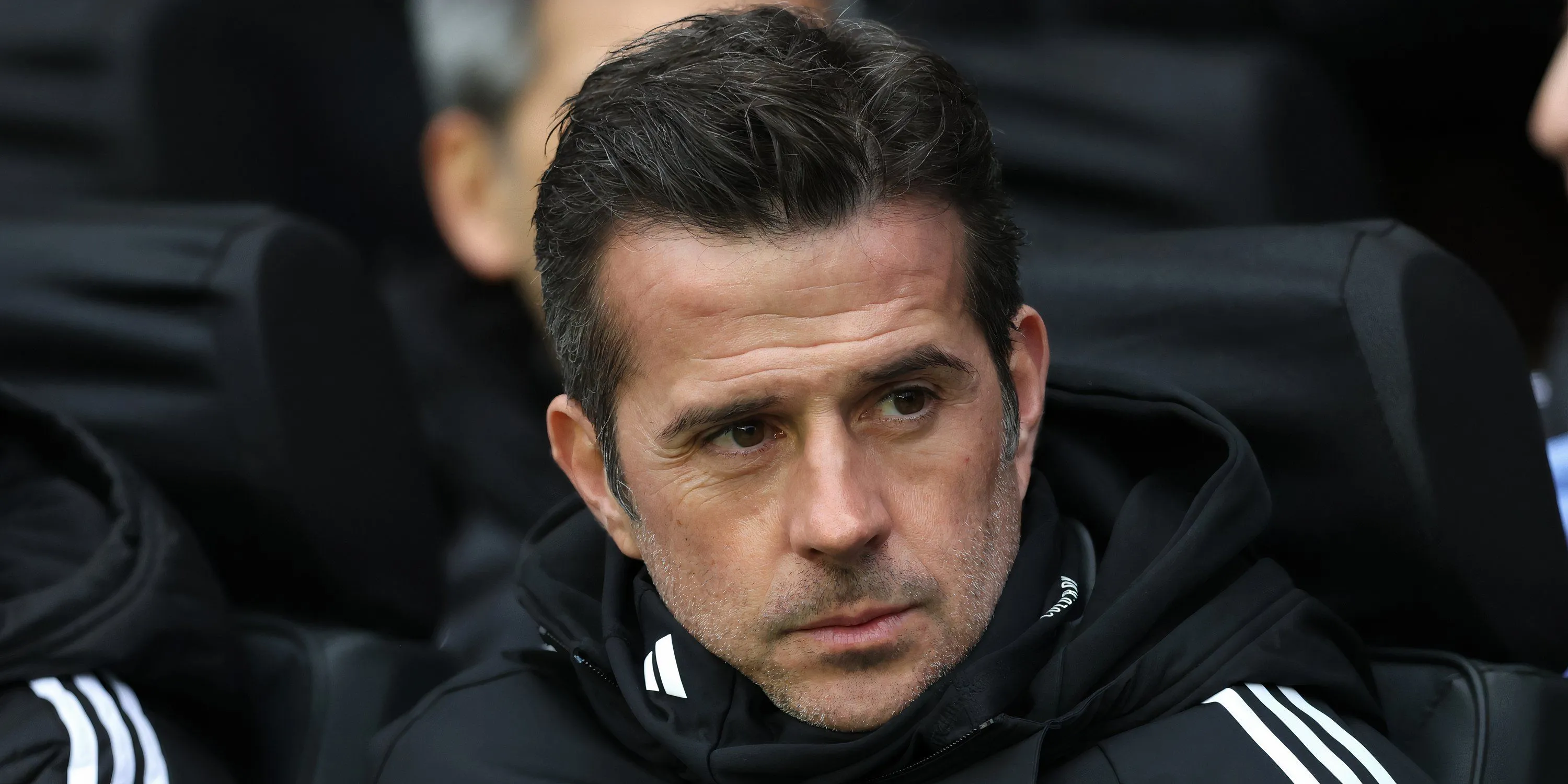 HLV Fulham Marco Silva đang chỉ đạo từ khu vực kỹ thuật