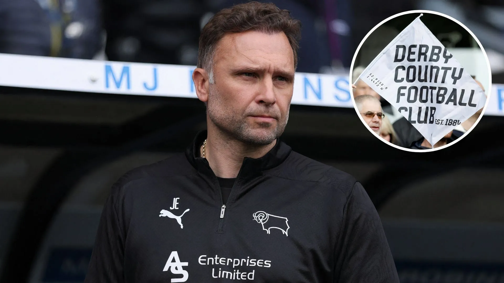 HLV John Eustace cùng các cầu thủ Derby County ăn mừng sau một trận đấu tại Championship