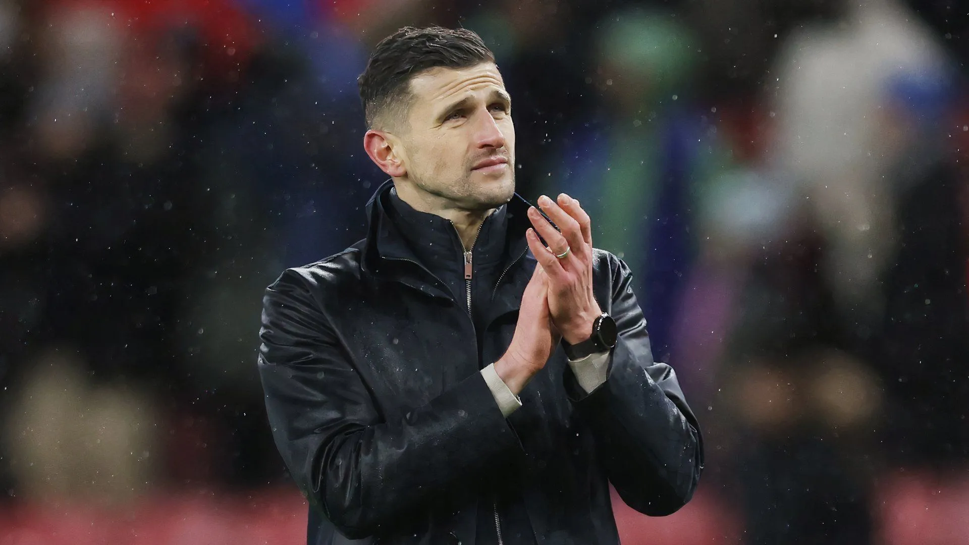 HLV John Mousinho của Portsmouth trên sân