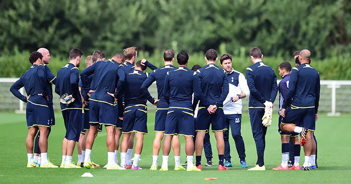 HLV Mauricio Pochettino trên sân tập Tottenham Hotspur