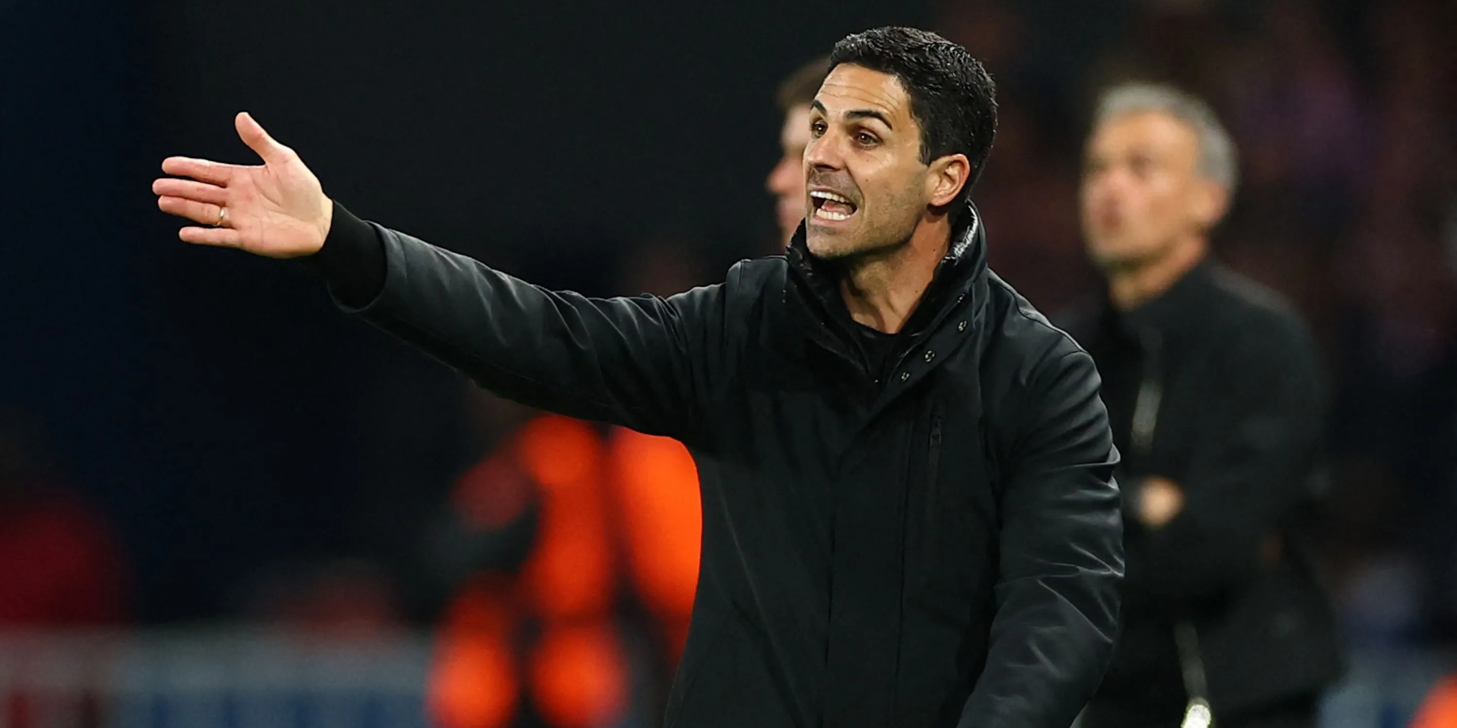 HLV Mikel Arteta chỉ đạo các cầu thủ Arsenal