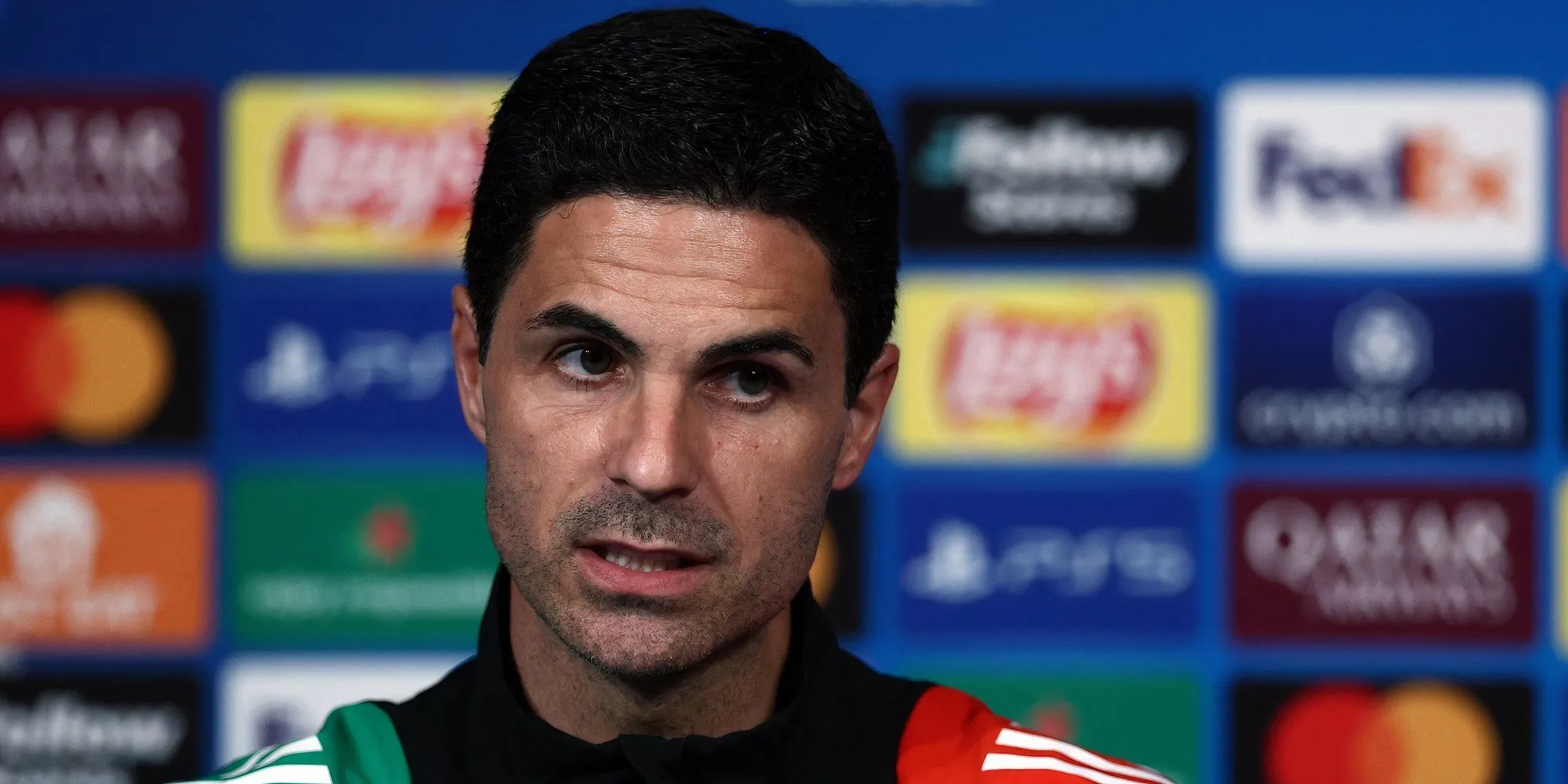 HLV Mikel Arteta của Arsenal đang trả lời phỏng vấn, gương mặt thể hiện sự trăn trở về cuộc đua vô địch Premier League