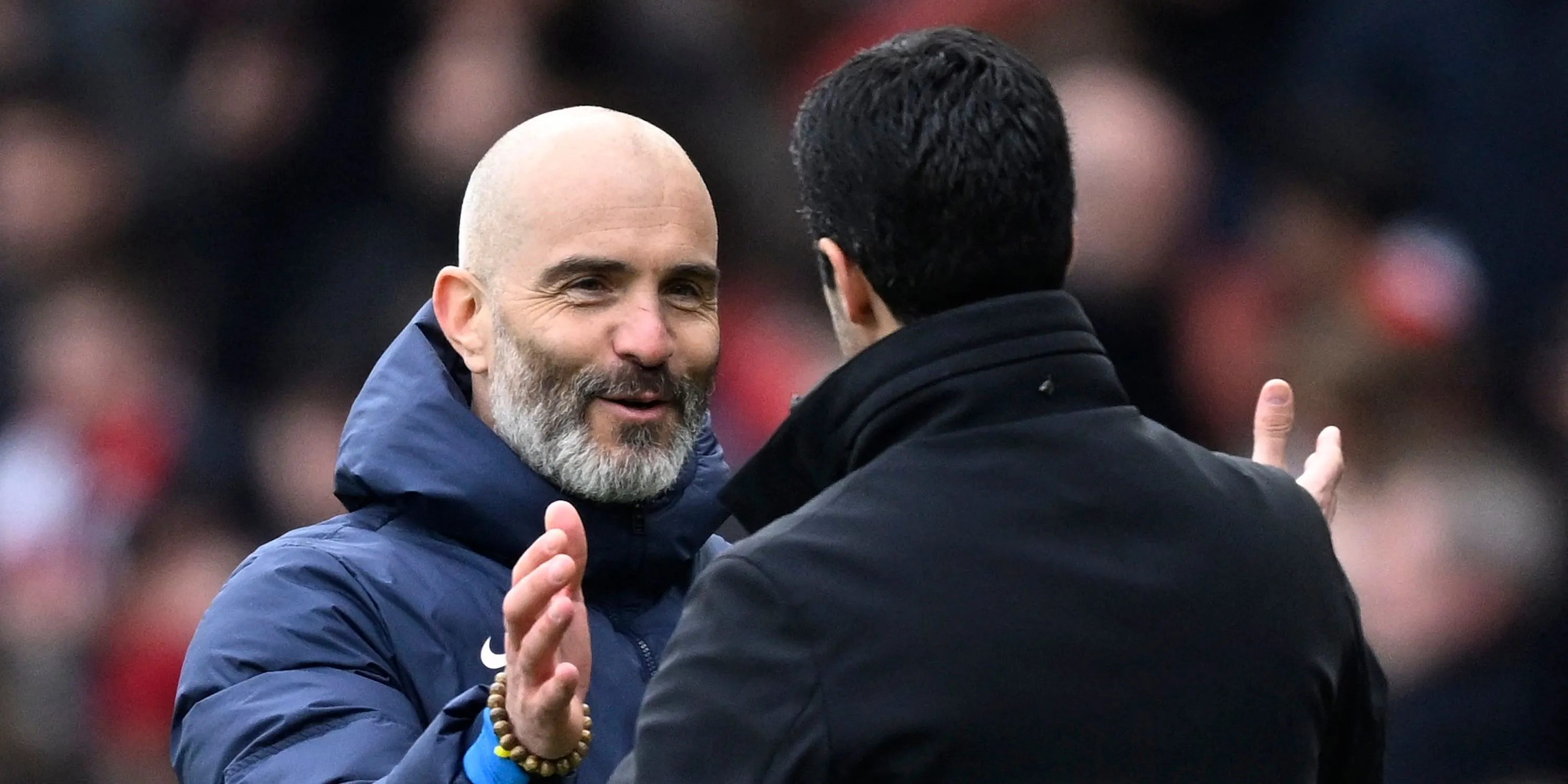 HLV Mikel Arteta của Arsenal và HLV Enzo Maresca của Chelsea trên đường pitch