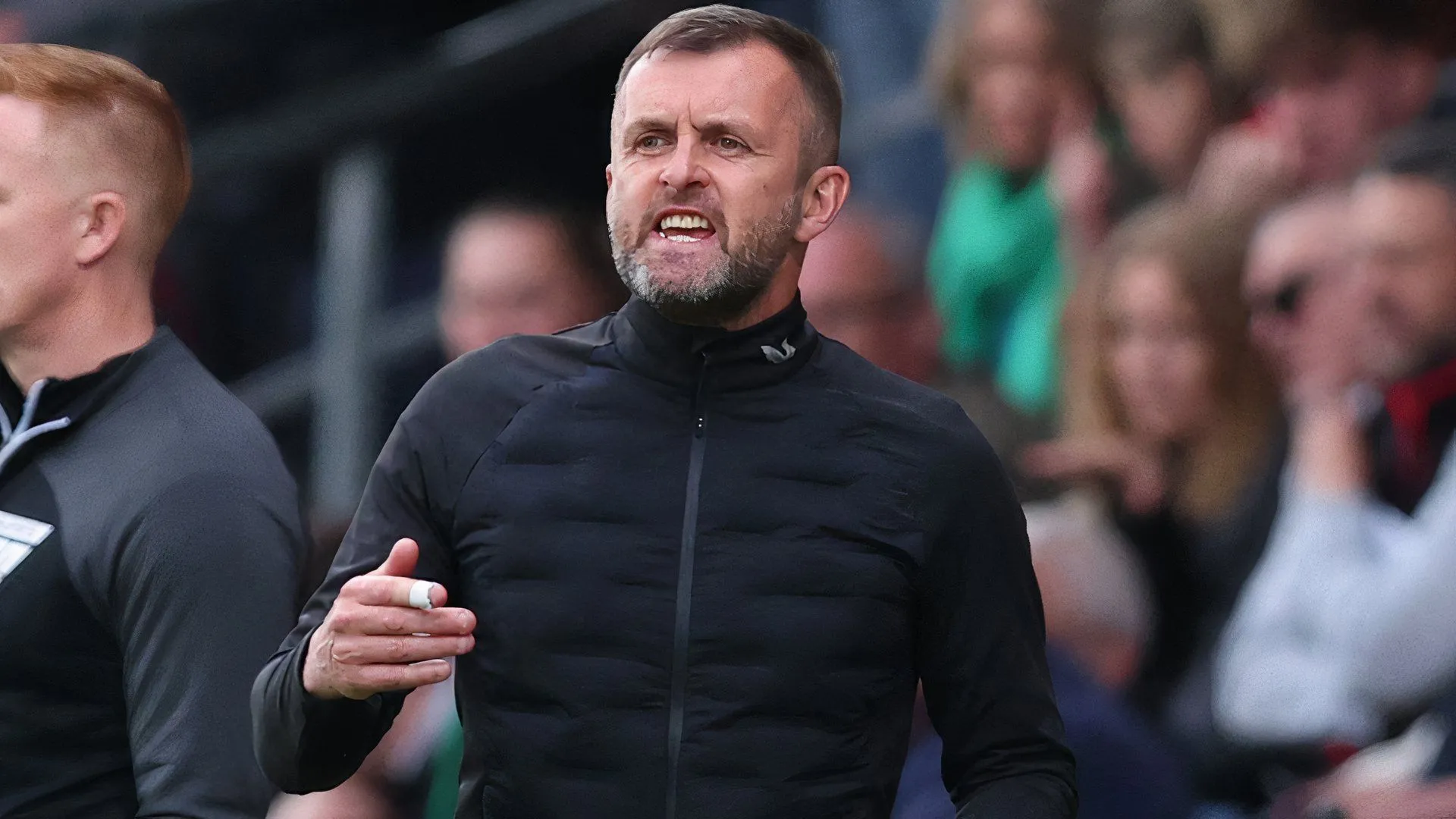 HLV Nathan Jones của Charlton Athletic đang chỉ đạo chiến thuật trong một trận đấu tại League One