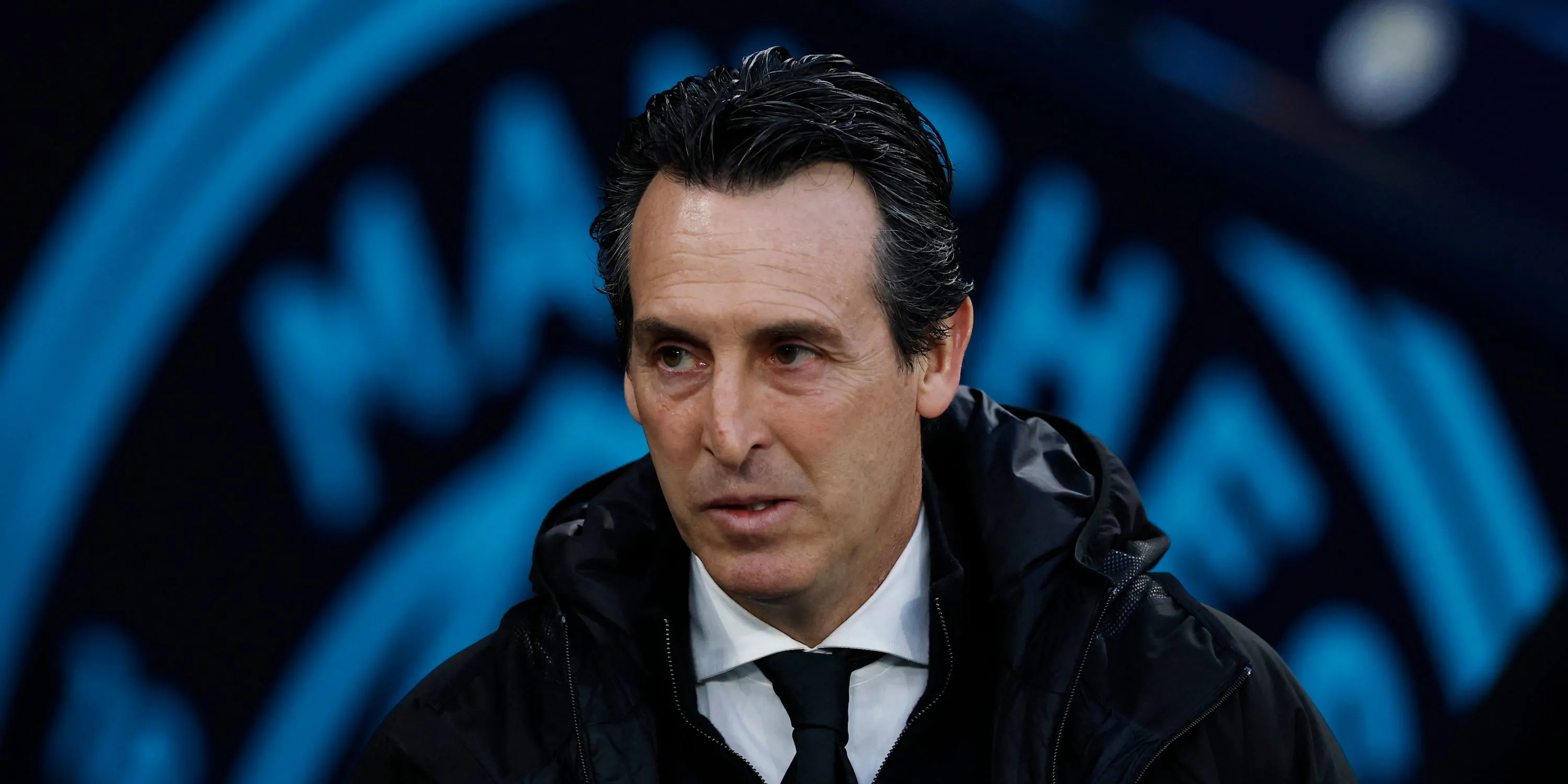 HLV Unai Emery của Aston Villa chỉ đạo bên đường biên